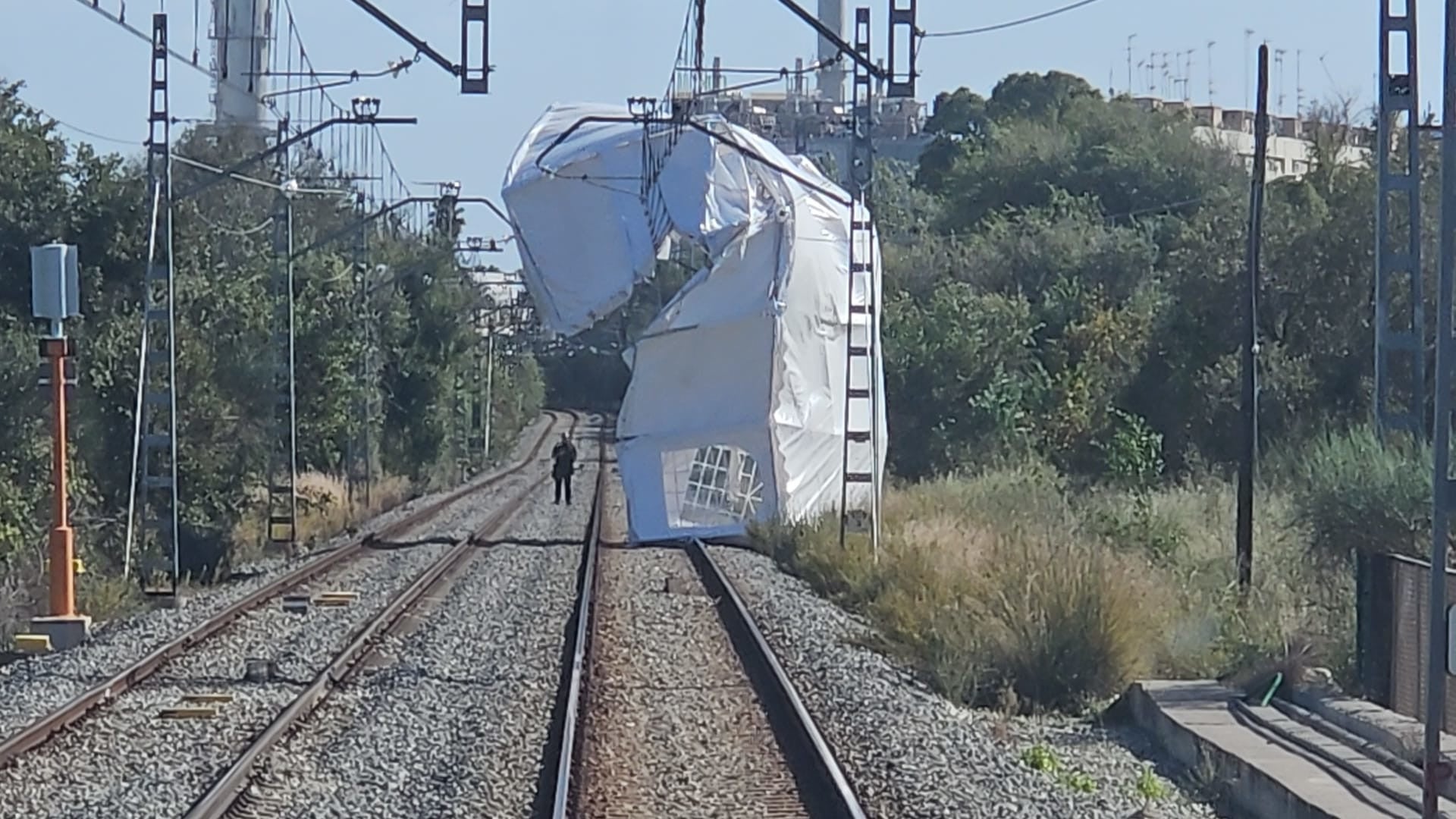 Imatge de la carpa a la via de l'R1 entre El Clot-Aragó i Sant Adrià de Besòs | RENFE