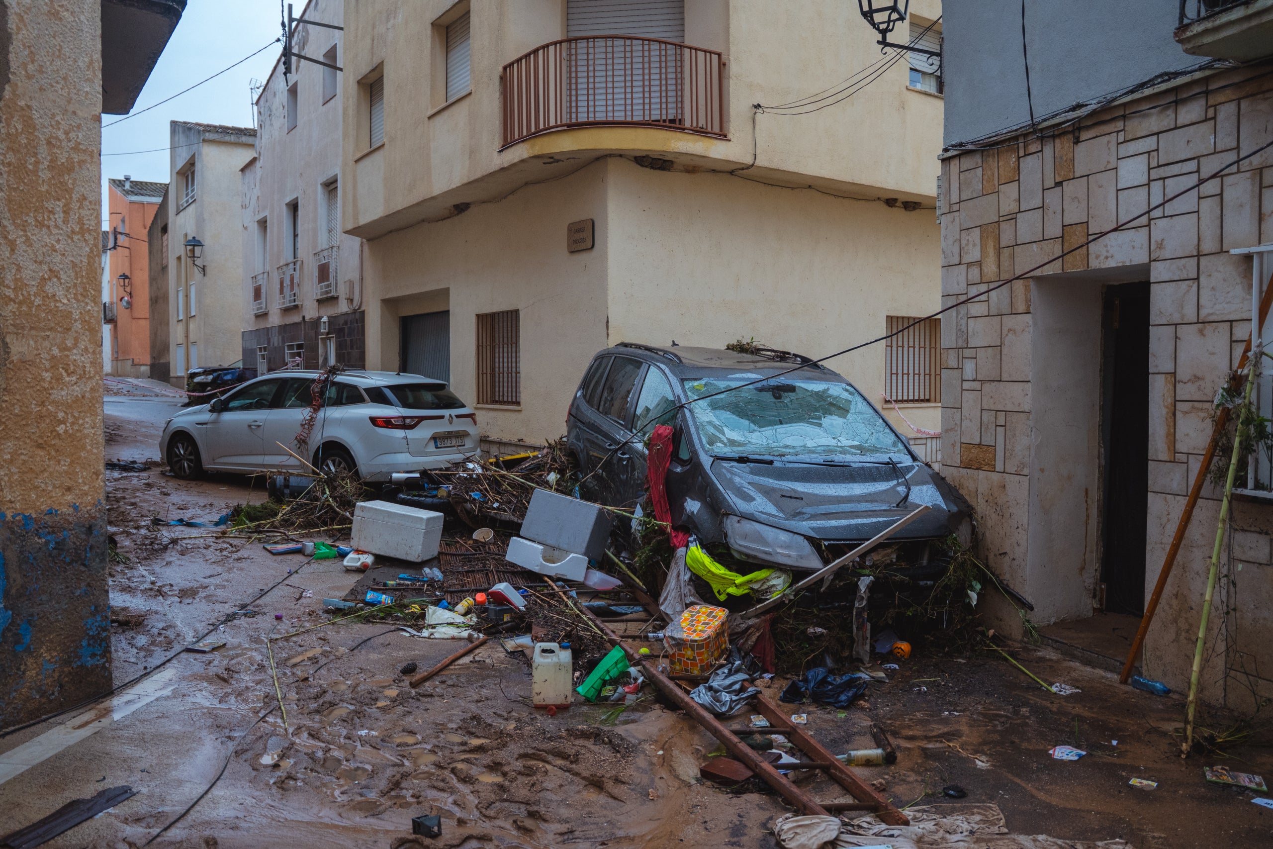 Coches arrastrados por los aguaceros en Godall (Montsià), las Terres del Ebro / ACN