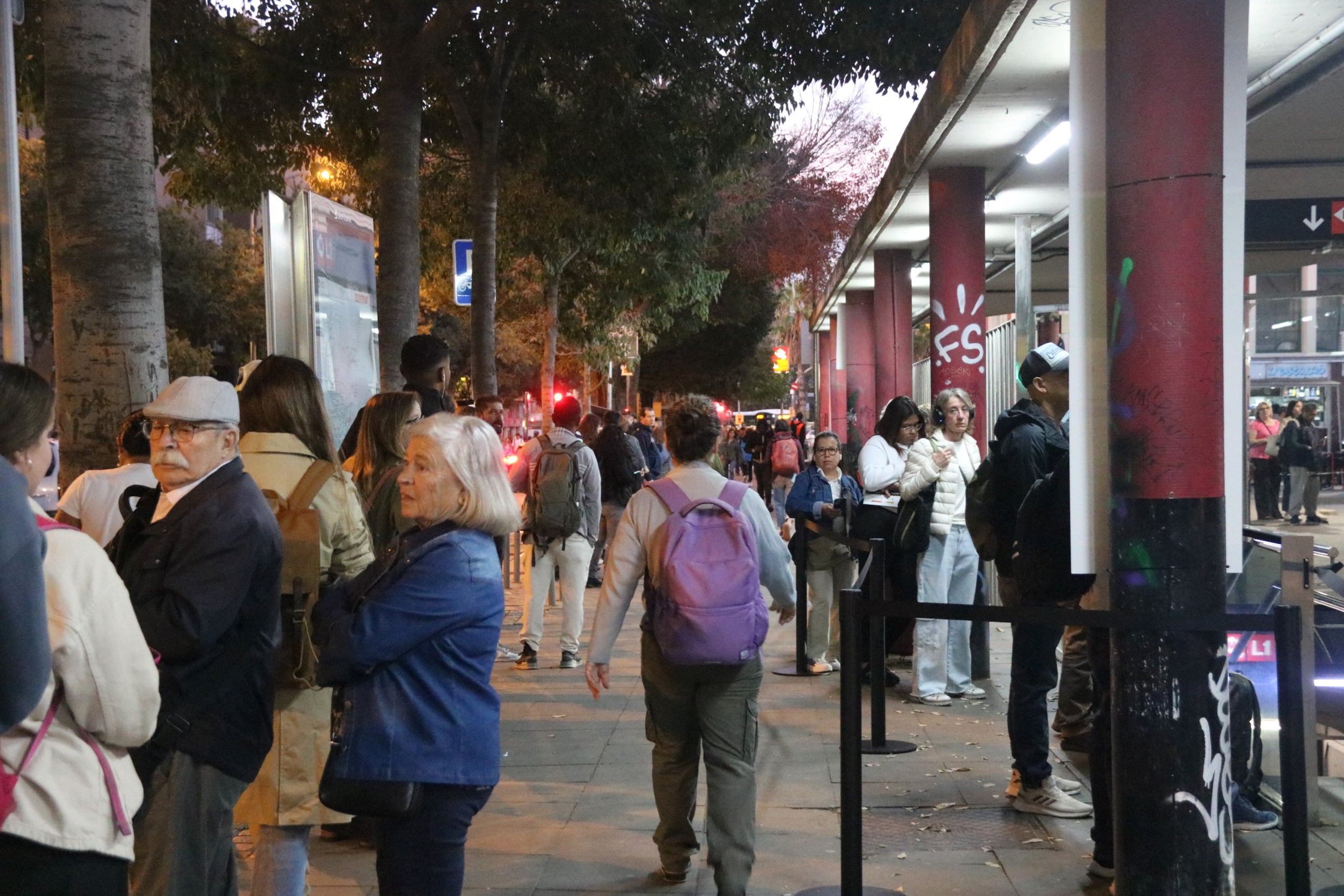 Exterior de l'estació de Fabra i Puig de Barcelona amb usuaris fent cua per agafar els autobusos habilitats pel macrotall de l'R3 / Maria Asmarat / ACN