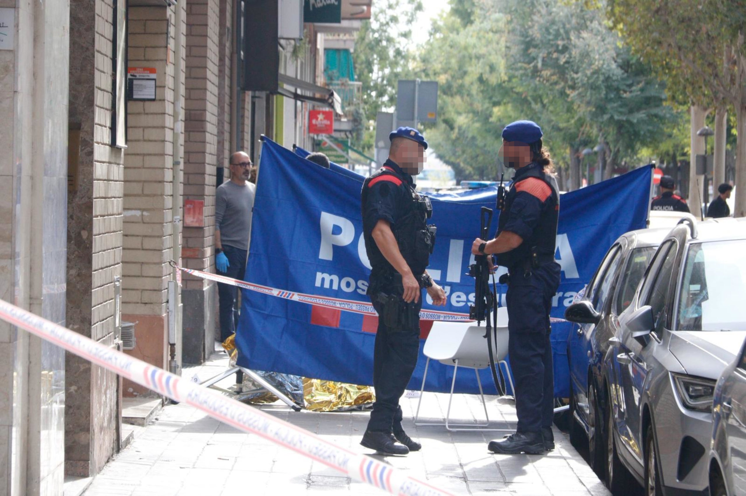 Agents dels Mossos d'Esquadra vigilant el lloc on s'ha produït el tiroteig al carrer Doctora Castells de Lleida / ACN