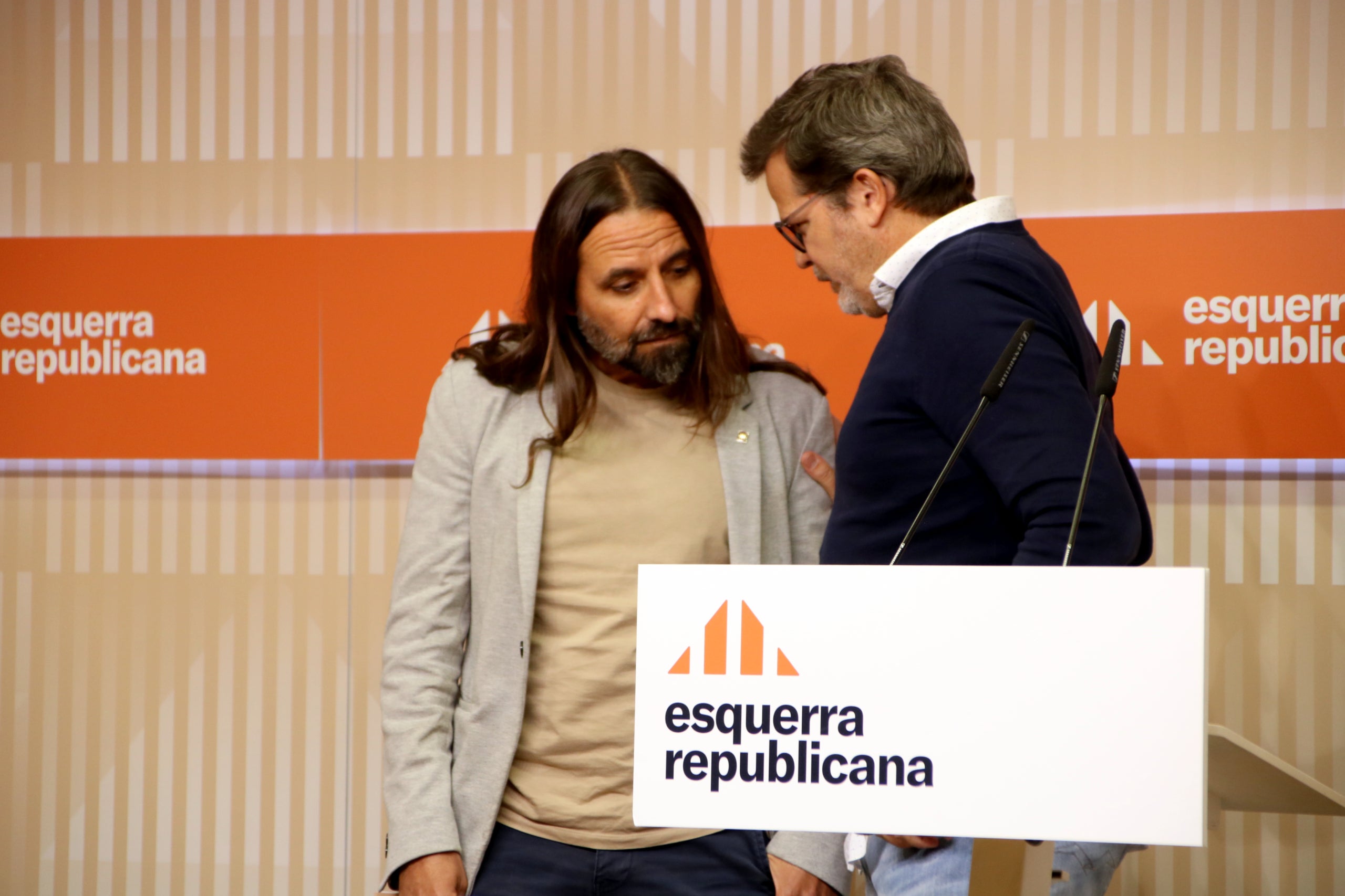 El diputat Jordi Albert parla amb el portaveu d'ERC, Isaac Albert, en una roda de premsa / ACN
