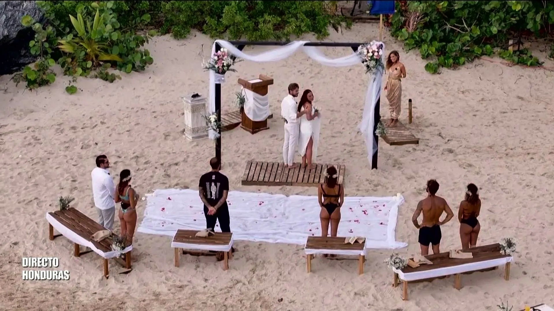 Així han decorat la platja per a la boda de Marta i Tony - Telecinco