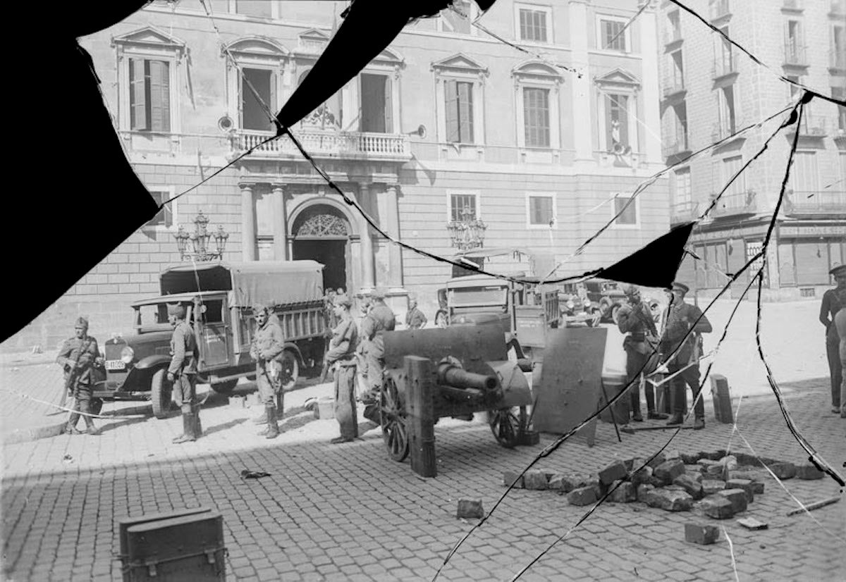 Soldats espanyols, a la plaça Sant Jaume durant els fets d'octubre de 1934/Josep Maria Sagarra/Arxiu Nacional de Catalunya