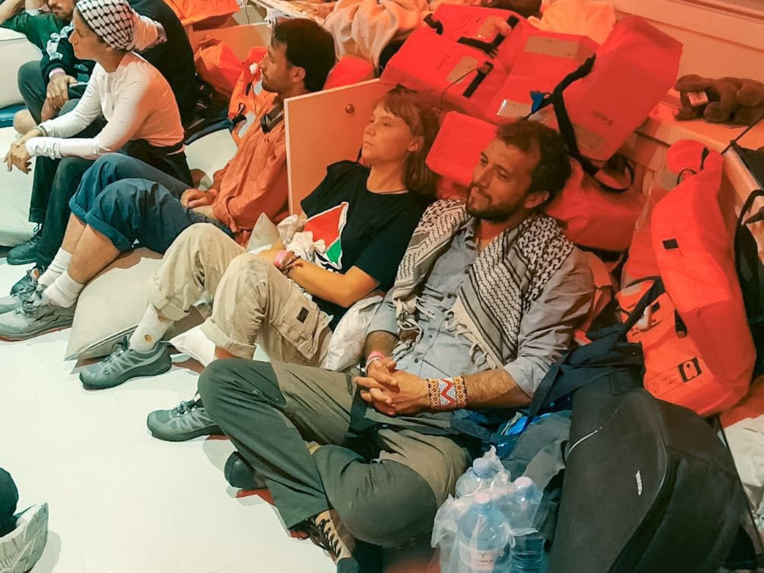 Diversos activistes de la Flotilla, entre ells Greta Thunberg, es dirigeixen a port després de ser detinguts / Ministeris d'Exteriors d'Israel