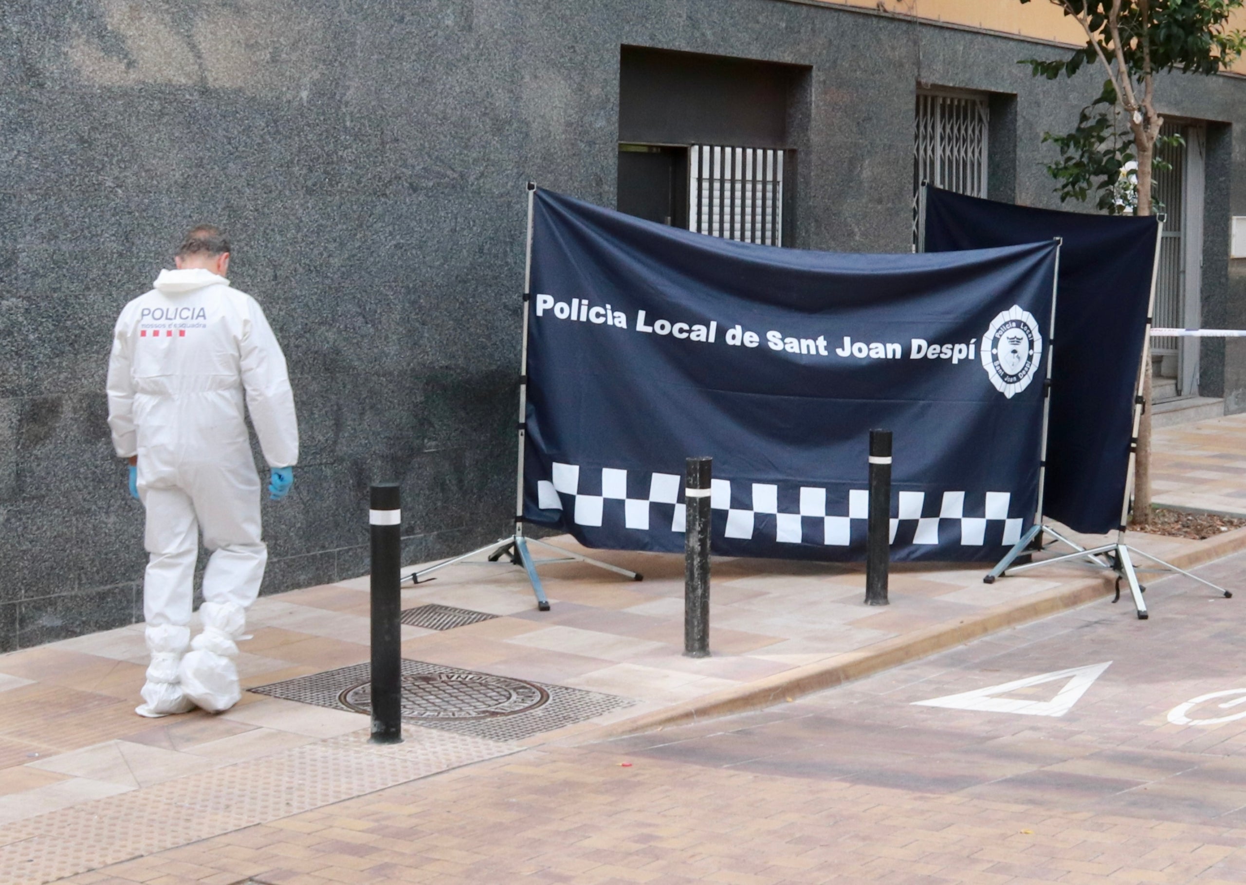 Efectius policials desplegats a l'habitatge de Sant Joan Despí on ha tingut lloc l'assassinat / Gemma Sánchez (ACN)