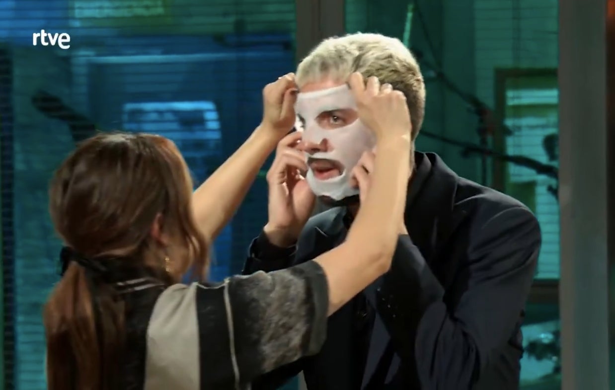 Blanca Suárez porta un regal molt hidratant per a David Broncano | RTVE
