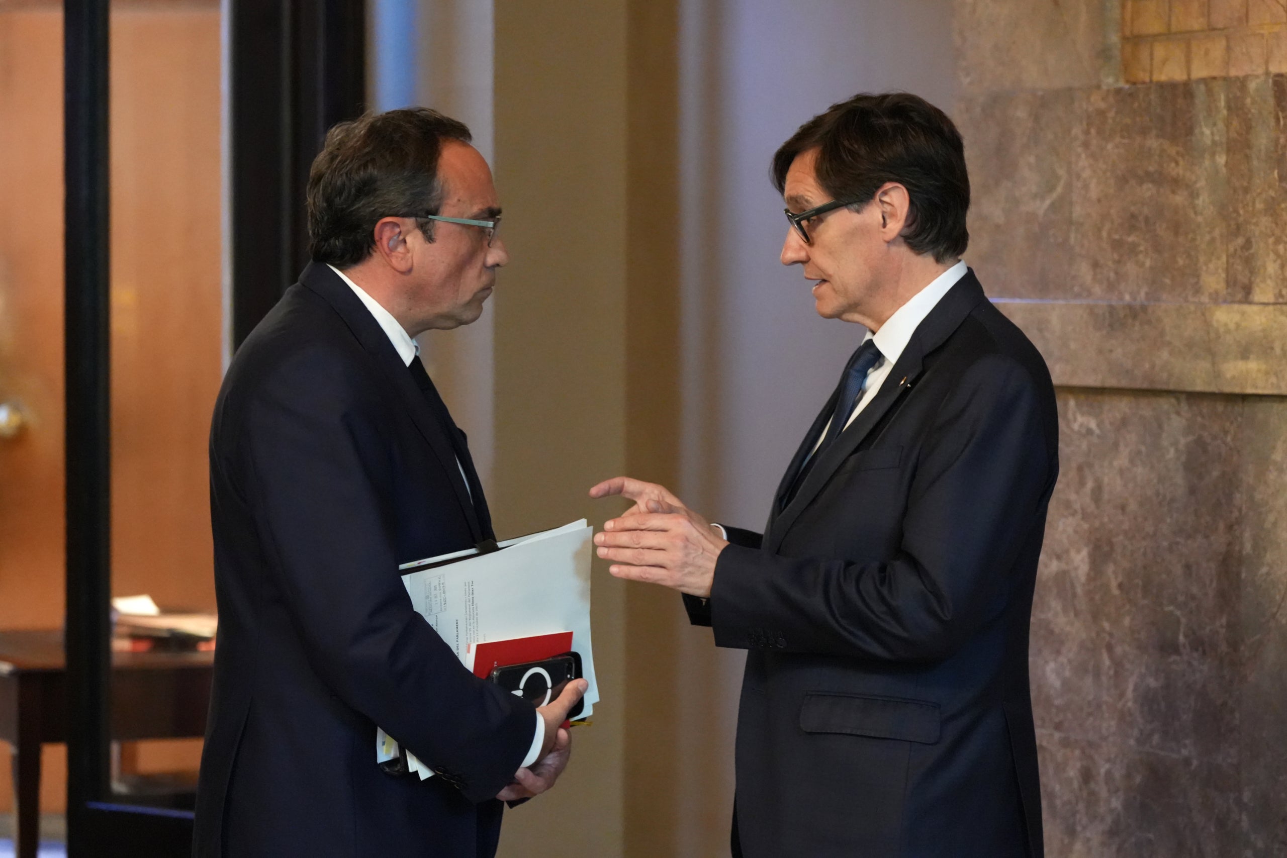 El president de la Generalitat, Salvador Illa, parlant amb el president del Parlament, Josep Rull, després de la sessió del matí del ple del Parlament | Marta Sierra (ACN)