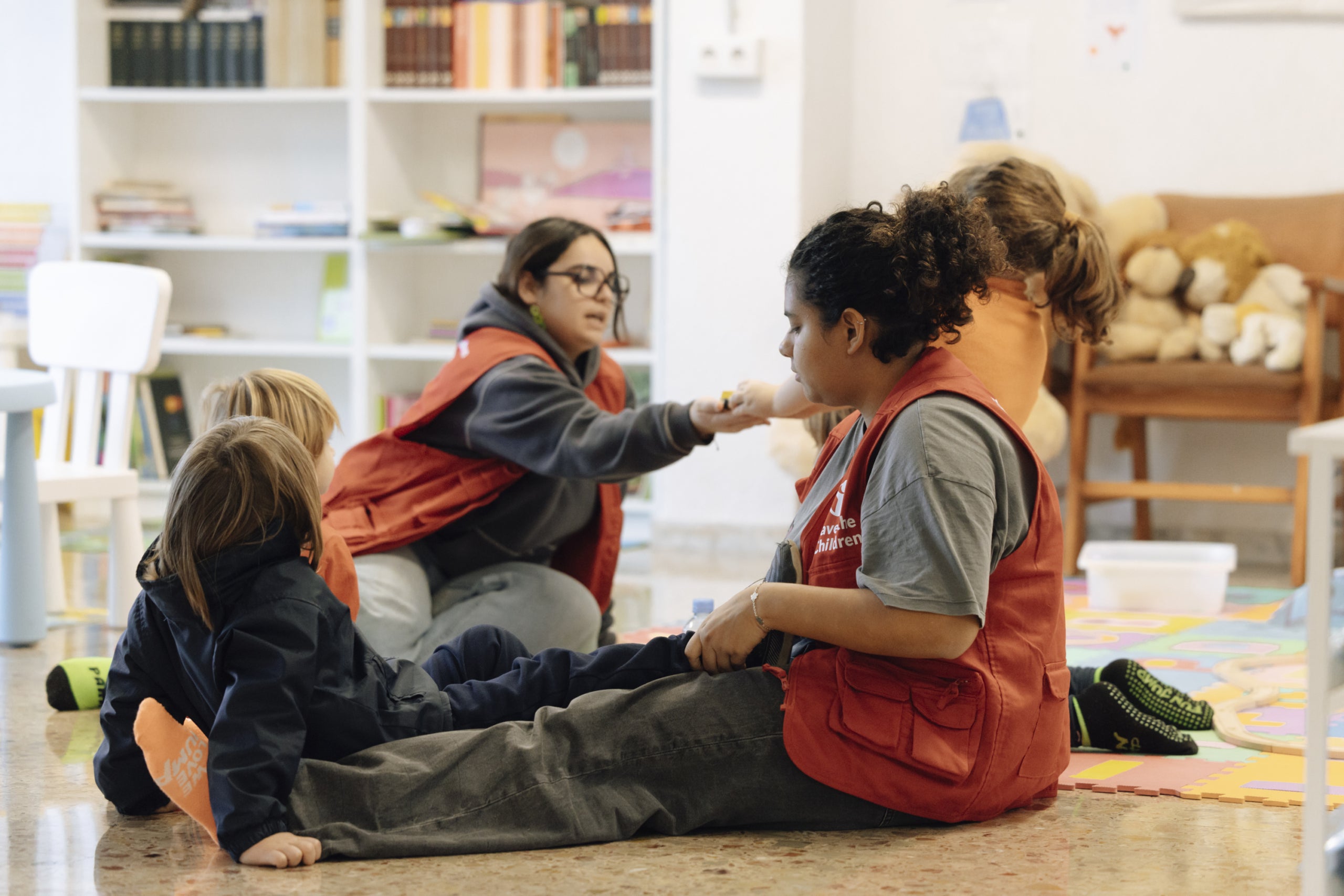 Educadores de CaixaProinfància atenent infants a l’entitat Save the Children. © Nerea Coll. Fundació