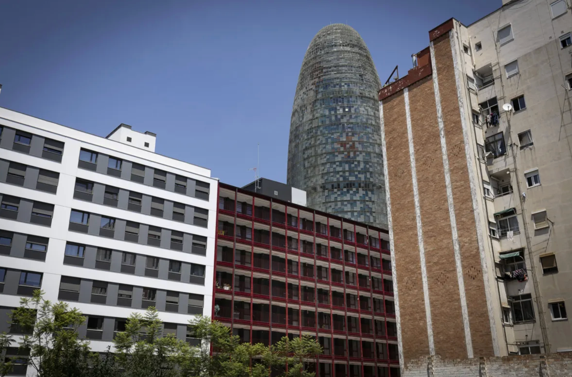 Habitatge a Barcelona, amb la Torre Glòries al fons / Jordi Play

