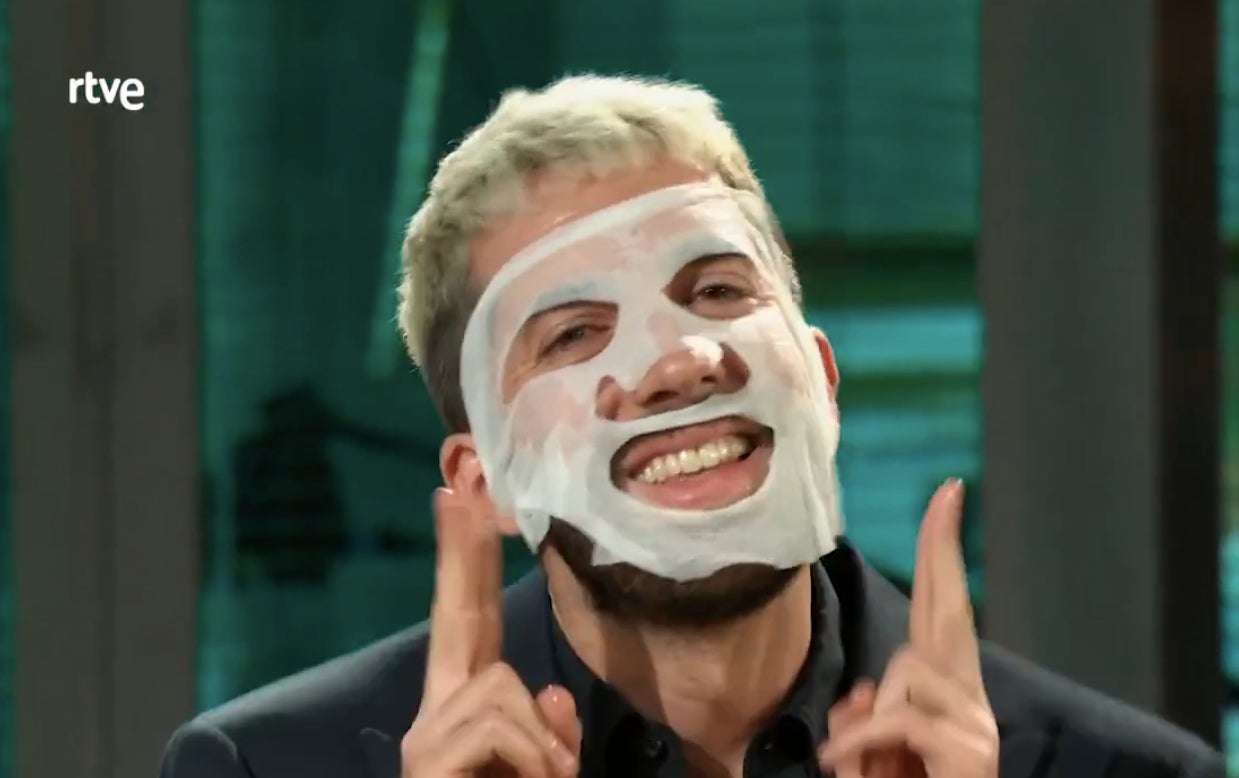  David Broncano se pone los regalos que ha recibido de Blanca Suárez en 'La Revuelta' | RTVE