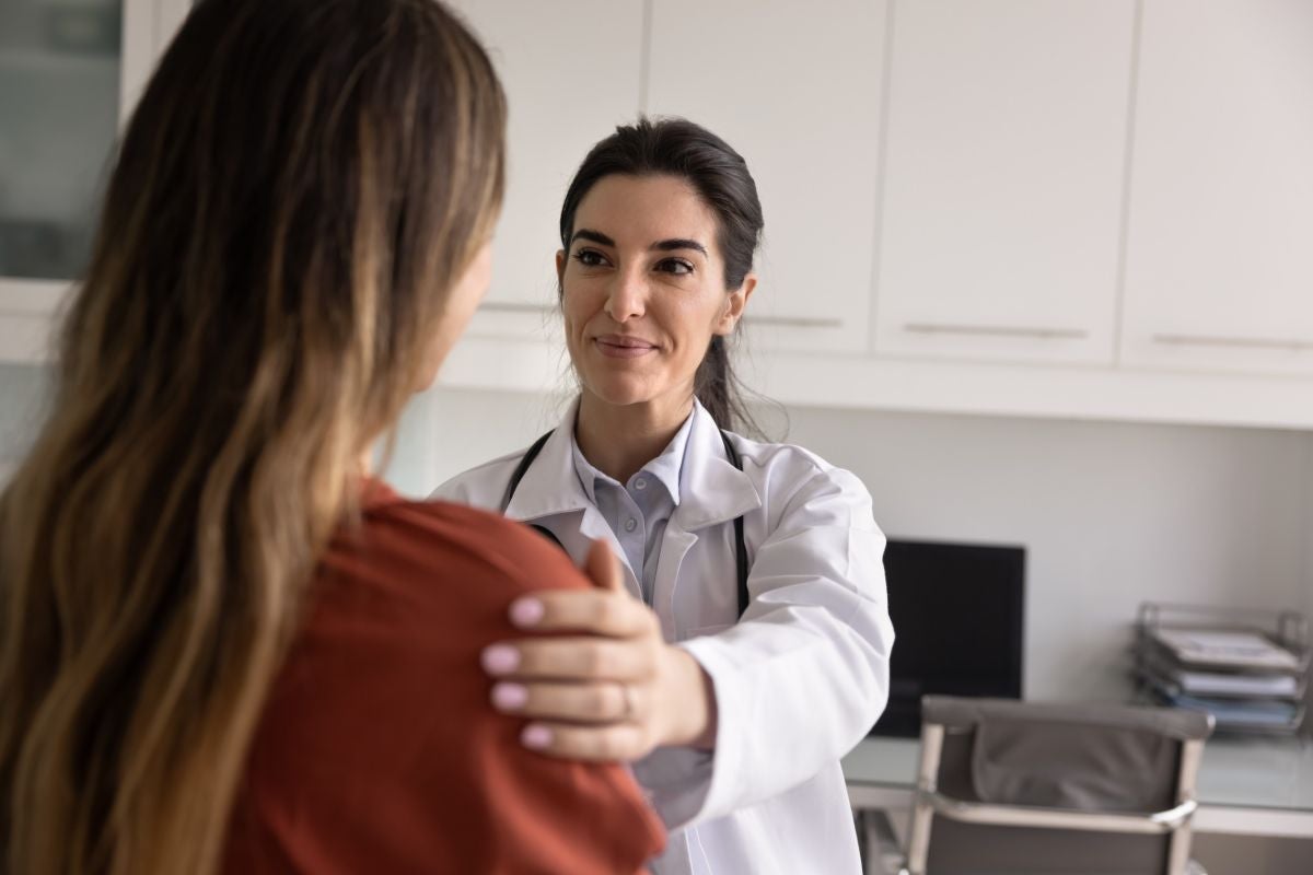 Doctora amb pacient | Foto de 123RF/fizkes