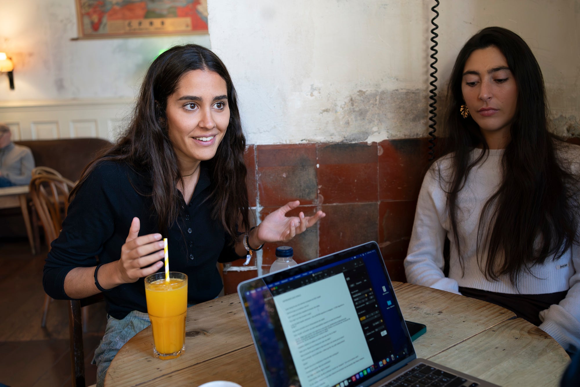 Blanca Roca i Mireia Morales, fundadores de Sos Català. Barcelona 30.10.2025 | Mireia comas