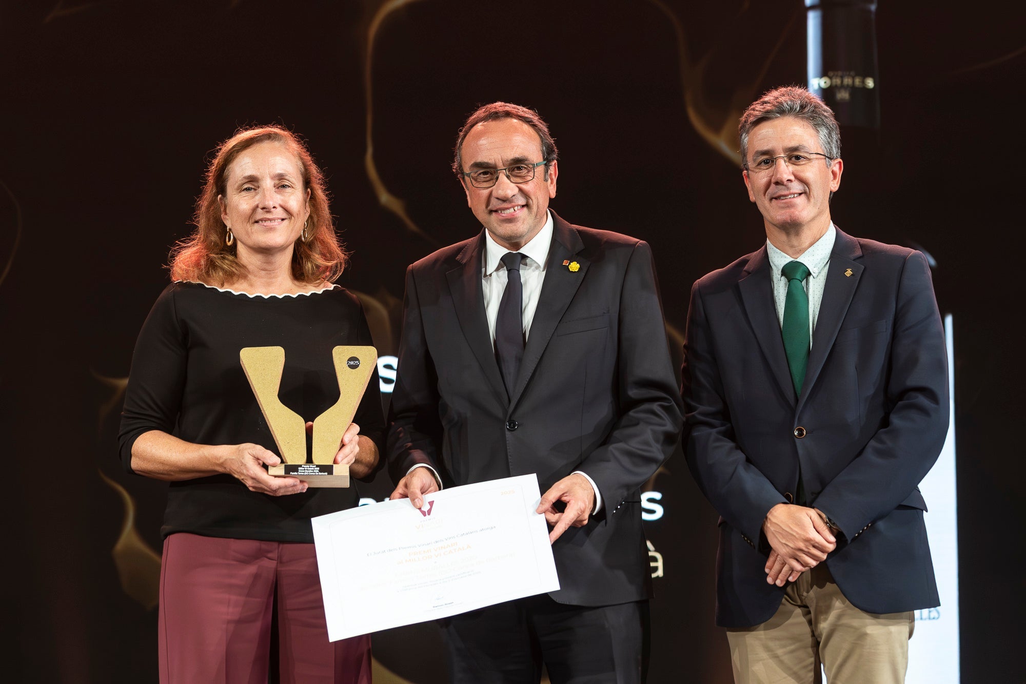 Josep Rull, president del Parlament de Catalunya, Francisco Romero, alcalde de Vilafranca del Penedès i el celler Família Torres rebent el guardó de Millor Vi dels Premis Vinari 2025 / Mireia Comas