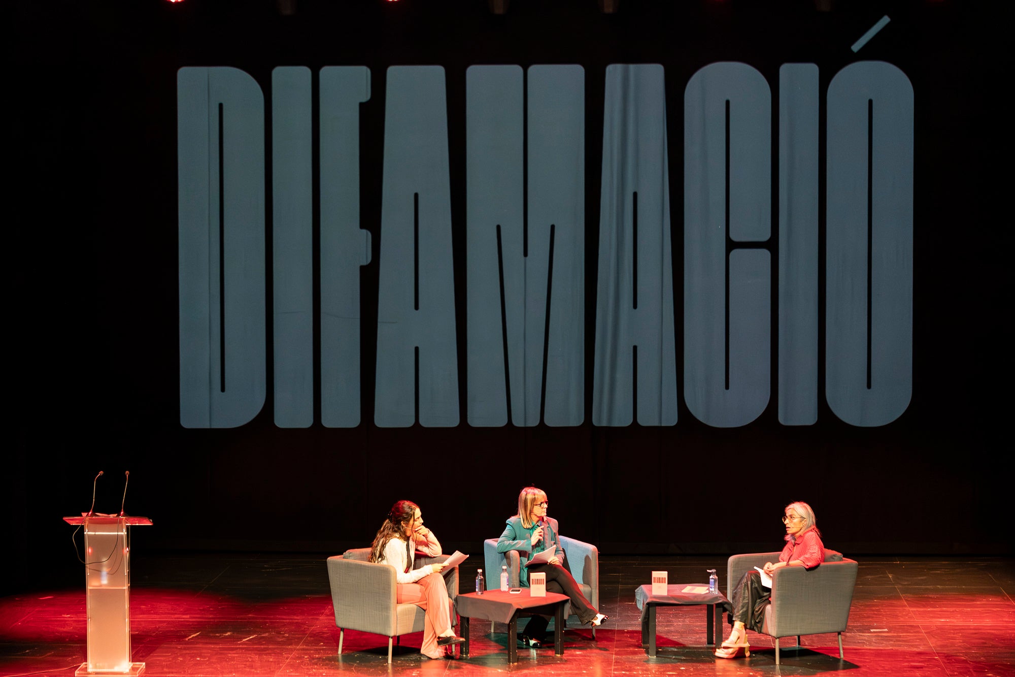 La conversación de Eva Piquer, la autora de 'Difamació', con Alba Riera y Gemma Nierga durante la presentación del libro | Mireia Comas