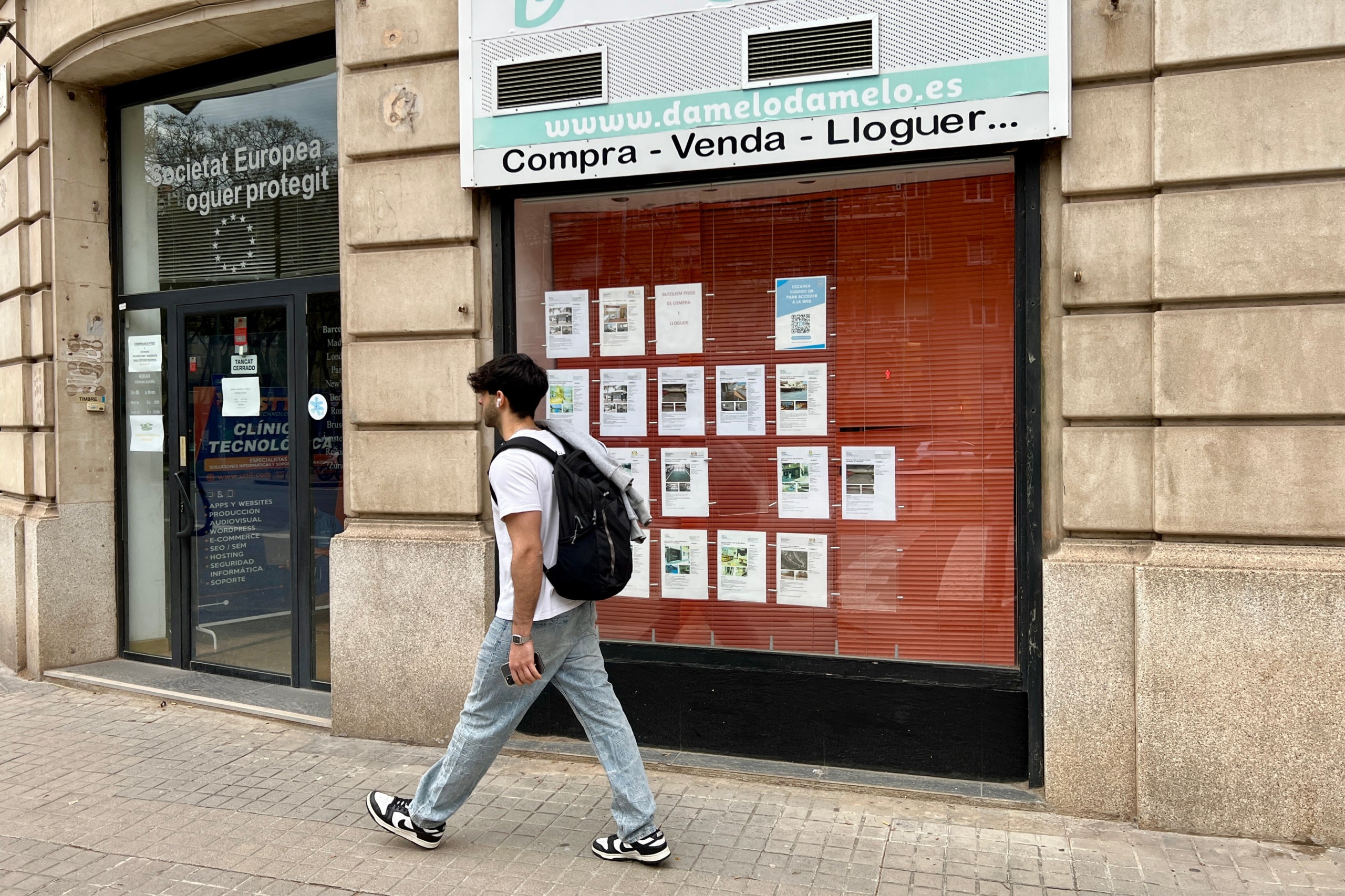 Una de les diverses immobiliàries a Barcelona exposa els anuncis de compravenda i lloguer al seu aparador / ACN