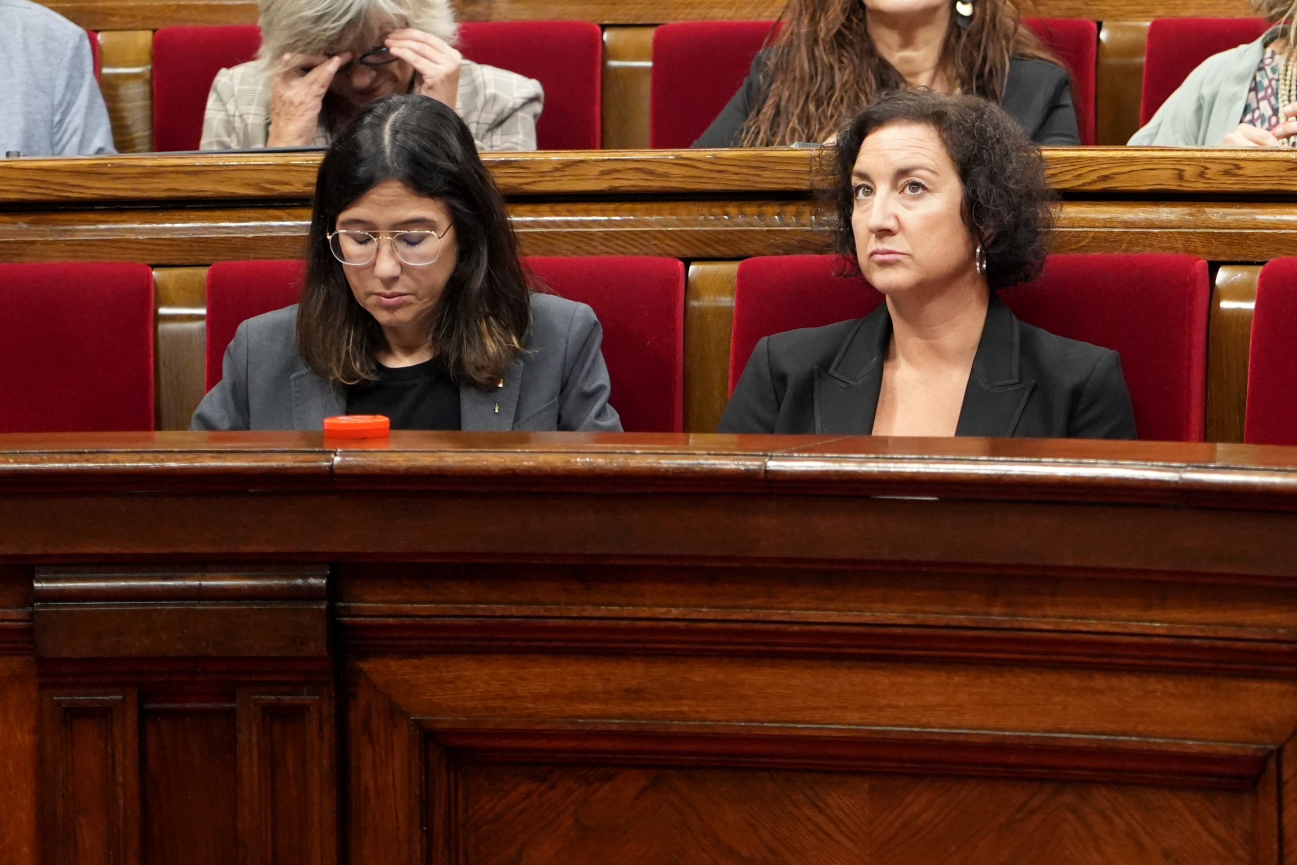Les consellers Núria Parlon i Alícia Romero, durant una votació al ple del Parlament aquest dimecres / Nico Tomás / ACN