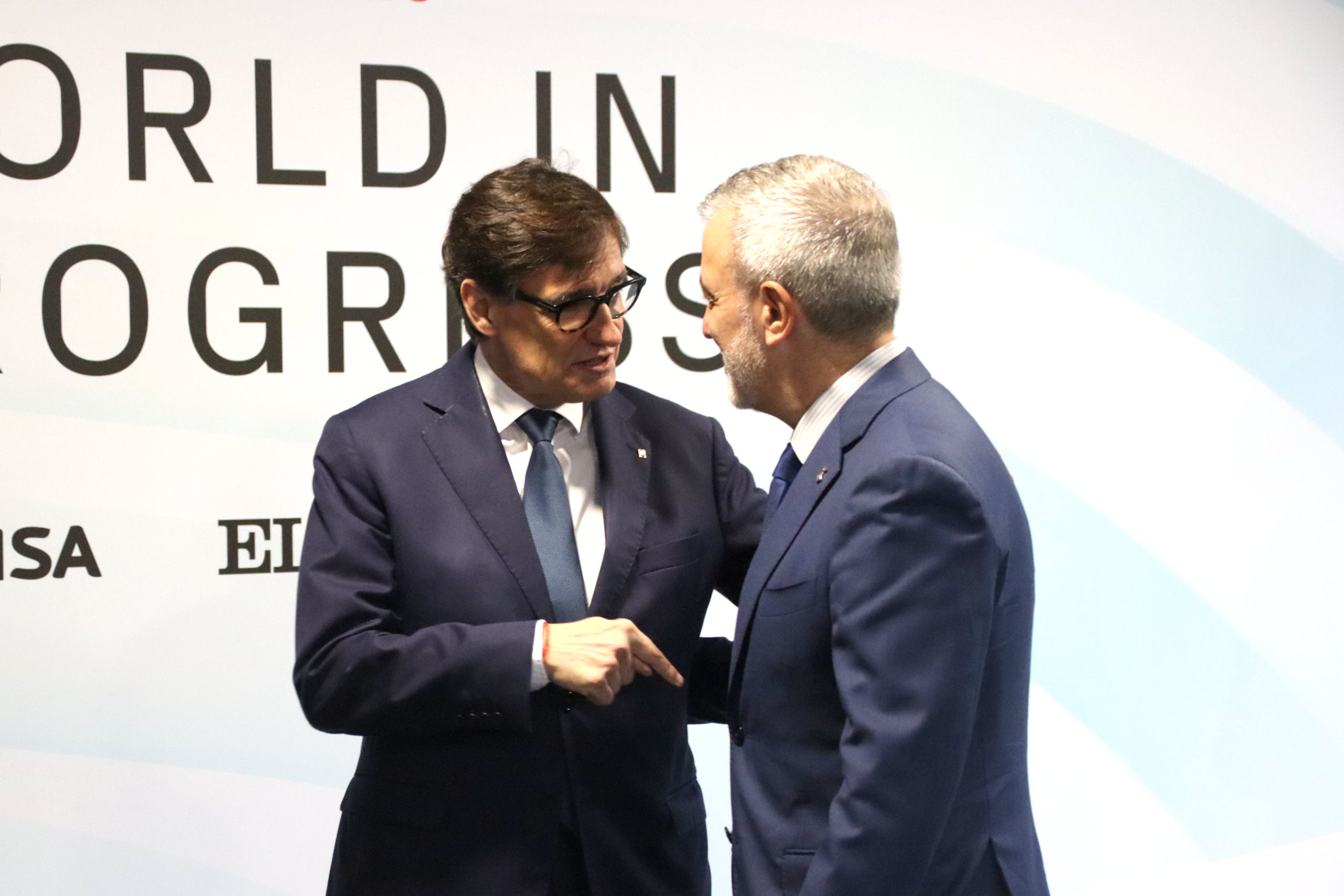 El president de la Generalitat, Salvador Illa, saludant-se amb l'alcalde de Barcelona, Jaume Collboni, al fòrum 'World in progress' organitzat a Barcelona pel Grup Prisa / ACN