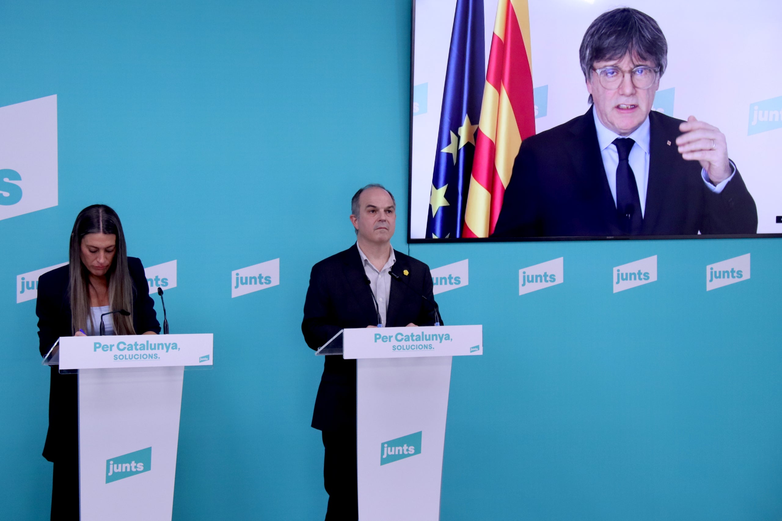 Carles Puigdemont, Jordi Turull i Míriam Nogueras, en roda de premsa aquest dilluns a la seu de Junts | Nico Tomás (ACN)