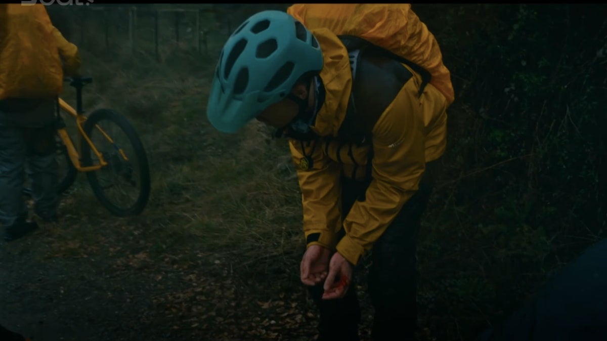 El Dani va caure de la bicicleta fent-se ferides a les mans | 3Cat