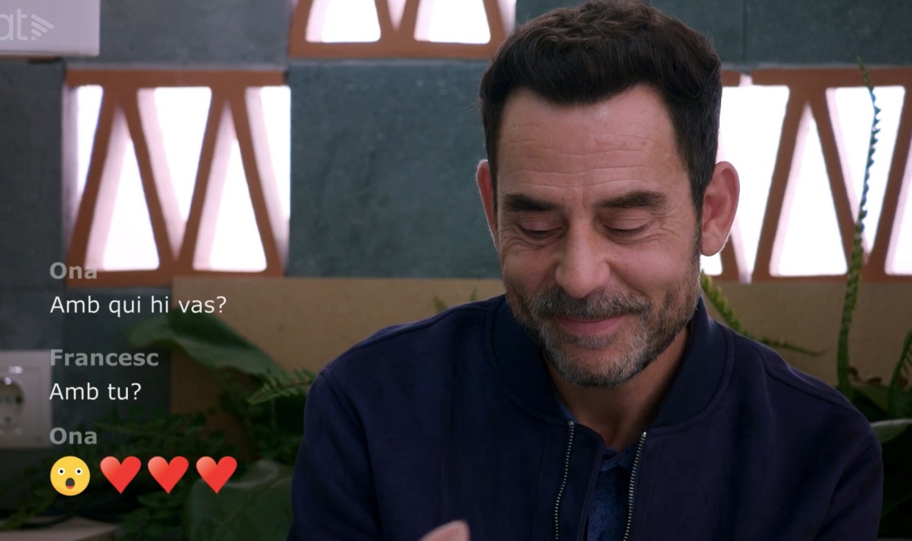 El Francesc compra dues entrades per anar amb l'Ona a un concert a 'Com si fos ahir' | 3Cat