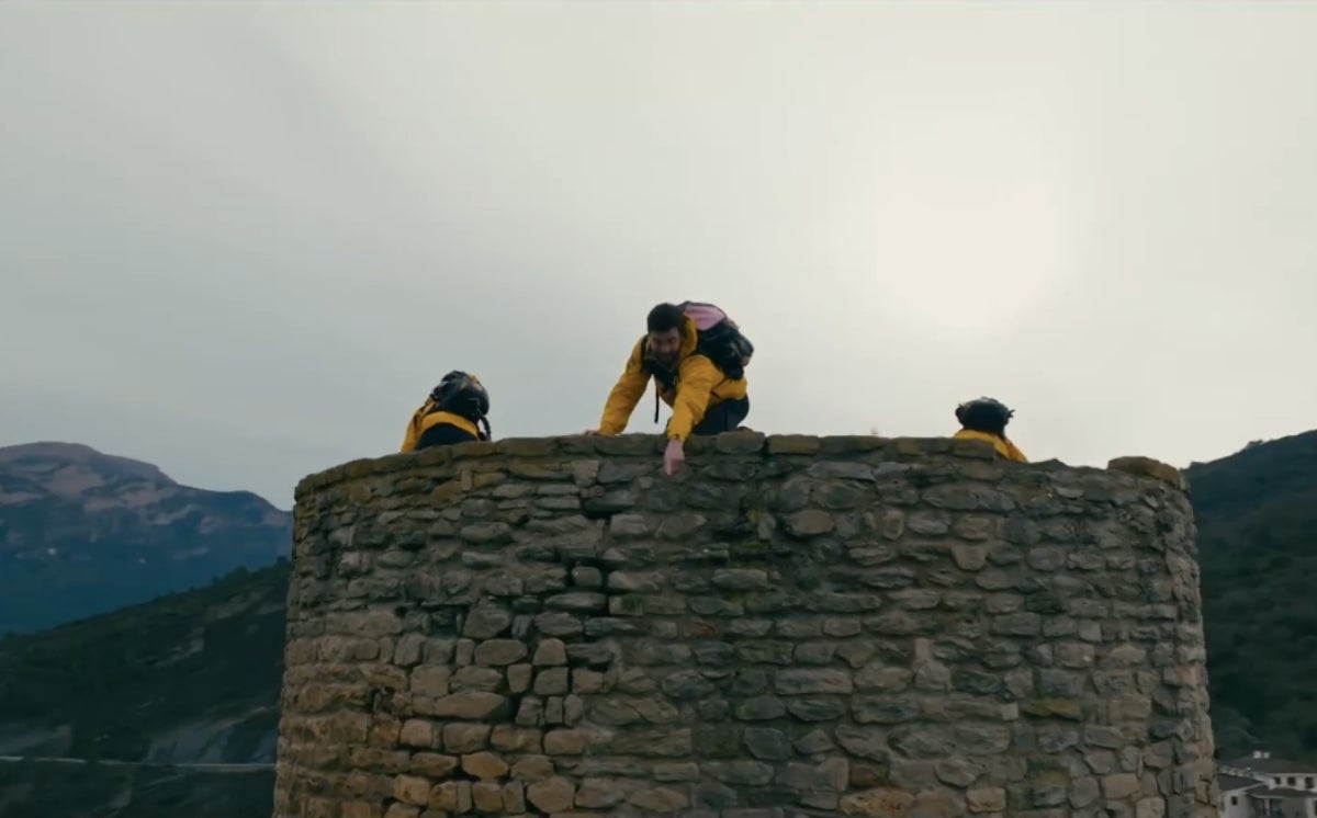 Els aventurers de 'La Travessa' havien de guiar les parelles des de la torre del castell | 3Cat