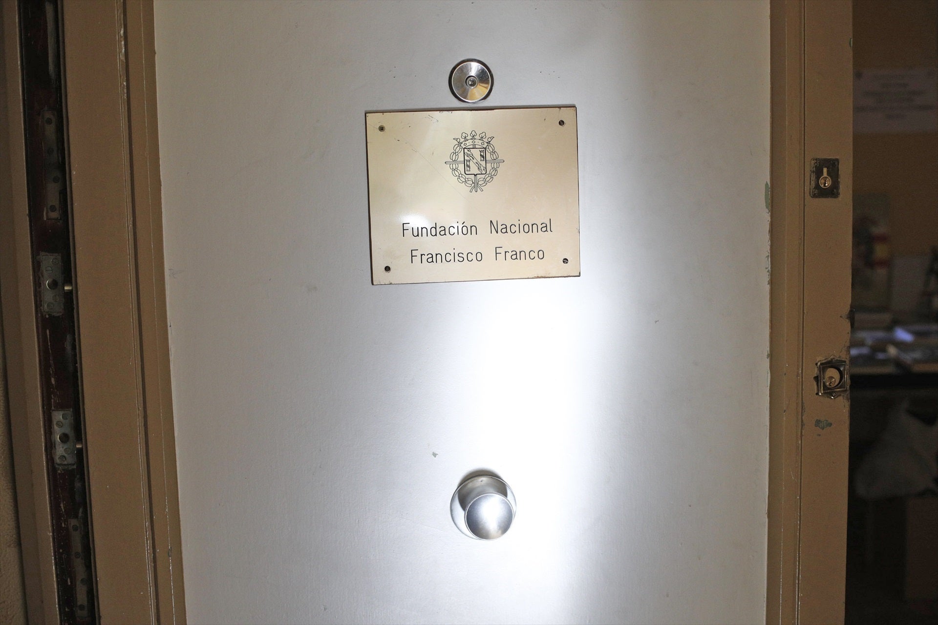 Detalle de la placa de la entrada de la sede de la Fundación Francisco Franco / Europa Press