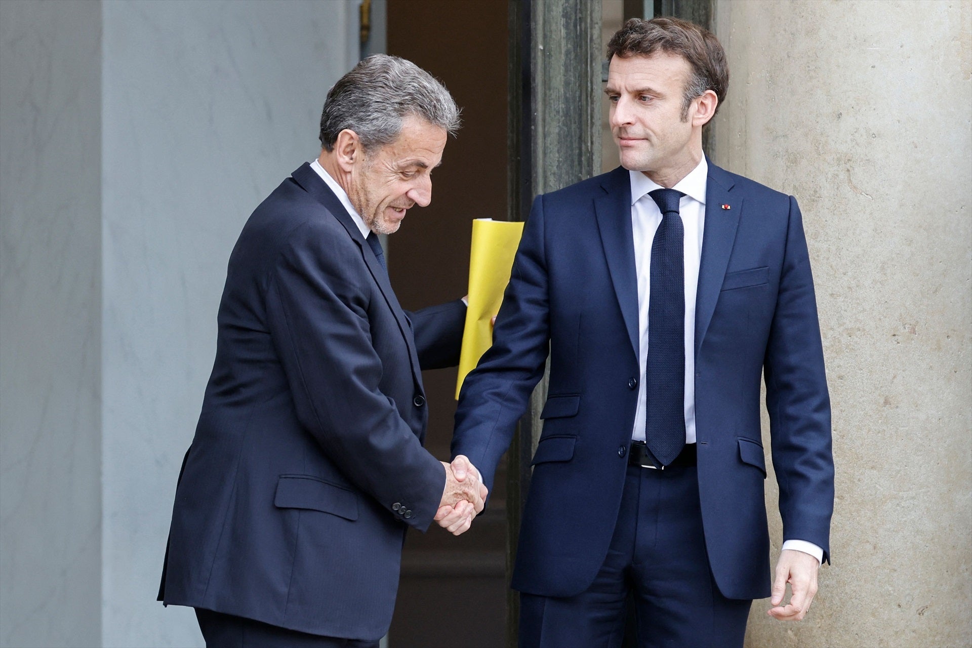 L'expresident Nicolas Sarkozy saluda Emmanuel Macron a l'Elisi l'any 2022 / Ludovic Marin/AFP/dpa