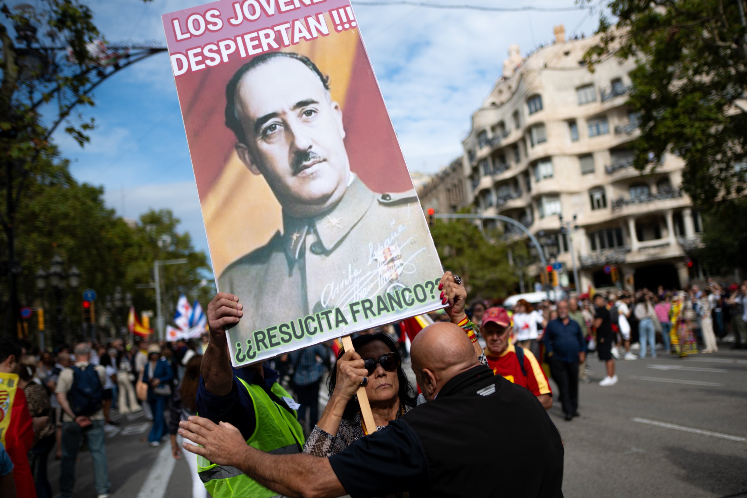 Imagen de un cartel con la fotografía de Franco durante la manifestación españolista del día de la Hispanidad en Barcelona / Lorena Sopêna (Europa Press)