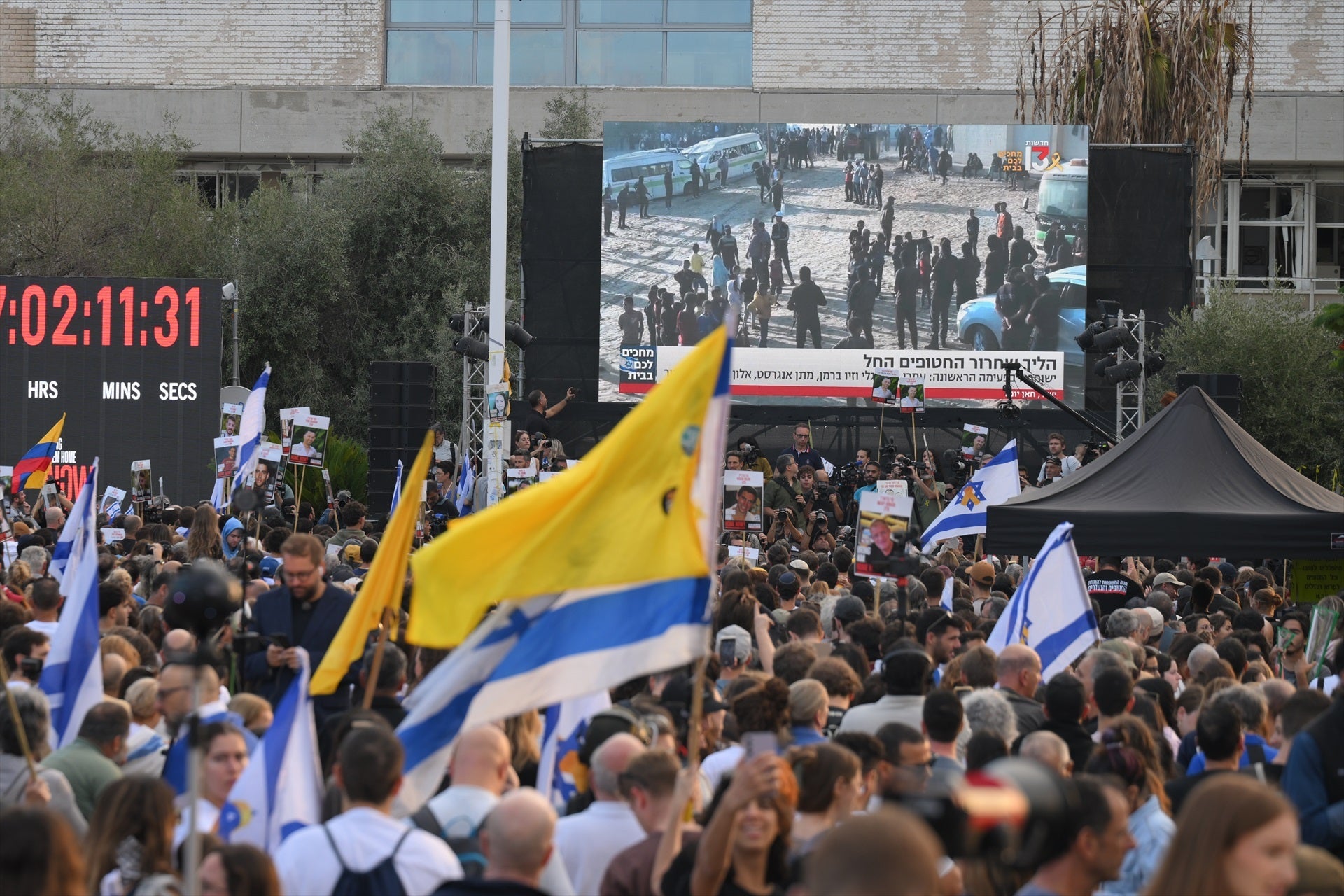 Cientos de personas siguen en directo en Tel-Aviv la entrega de los rehenes / Jamal Awad / Xinhua News / ContactoPhoto