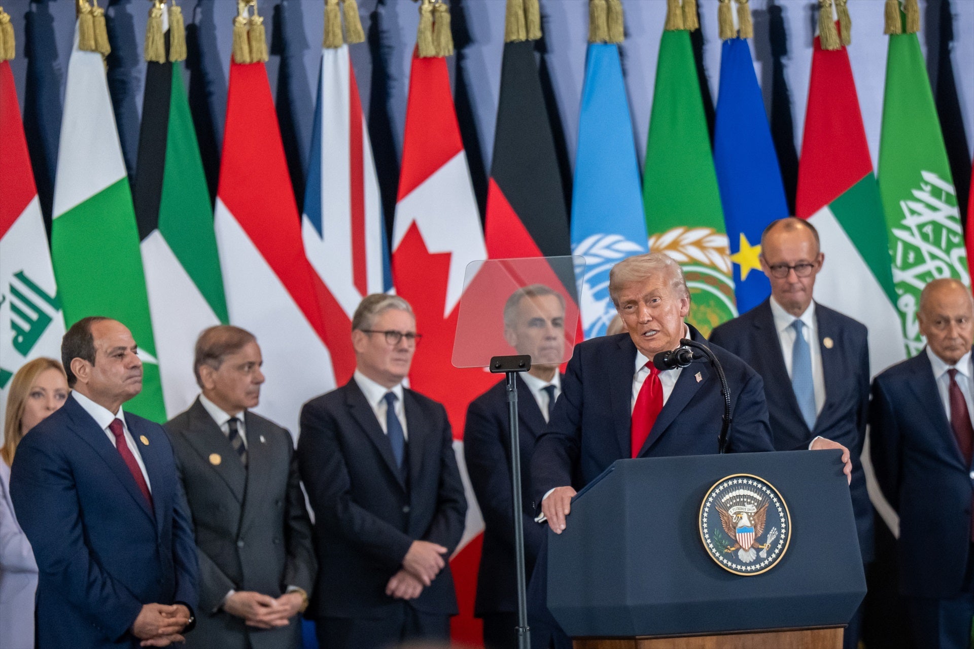 El presidente de los Estados Unidos, Donald Trump, se dirige a la prensa durante la cumbre de Egipto para firmar el acuerdo de paz en Gaza / Michael Kappeler/dpa