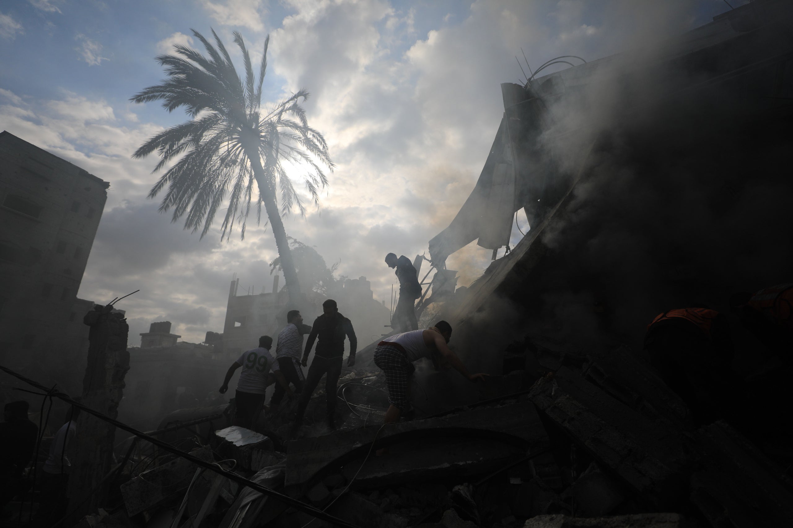 Persones duent a terme tasques de rescat entre les runes d'edificis després d'un atac aeri israelià a la ciutat de Rafah, al sud de la Franja de Gaza / Europa Press / Contacto / Yasser Qudih