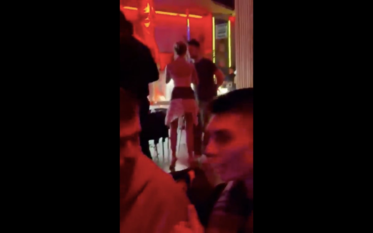 Graven Gabriel Rufián i Ester Expósito ballant en una discoteca - Twitter