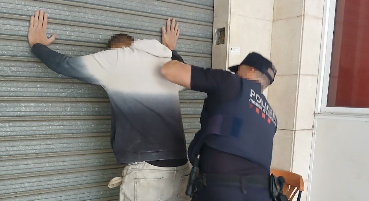 Un mosso identifica a un ciudadano/Mossos