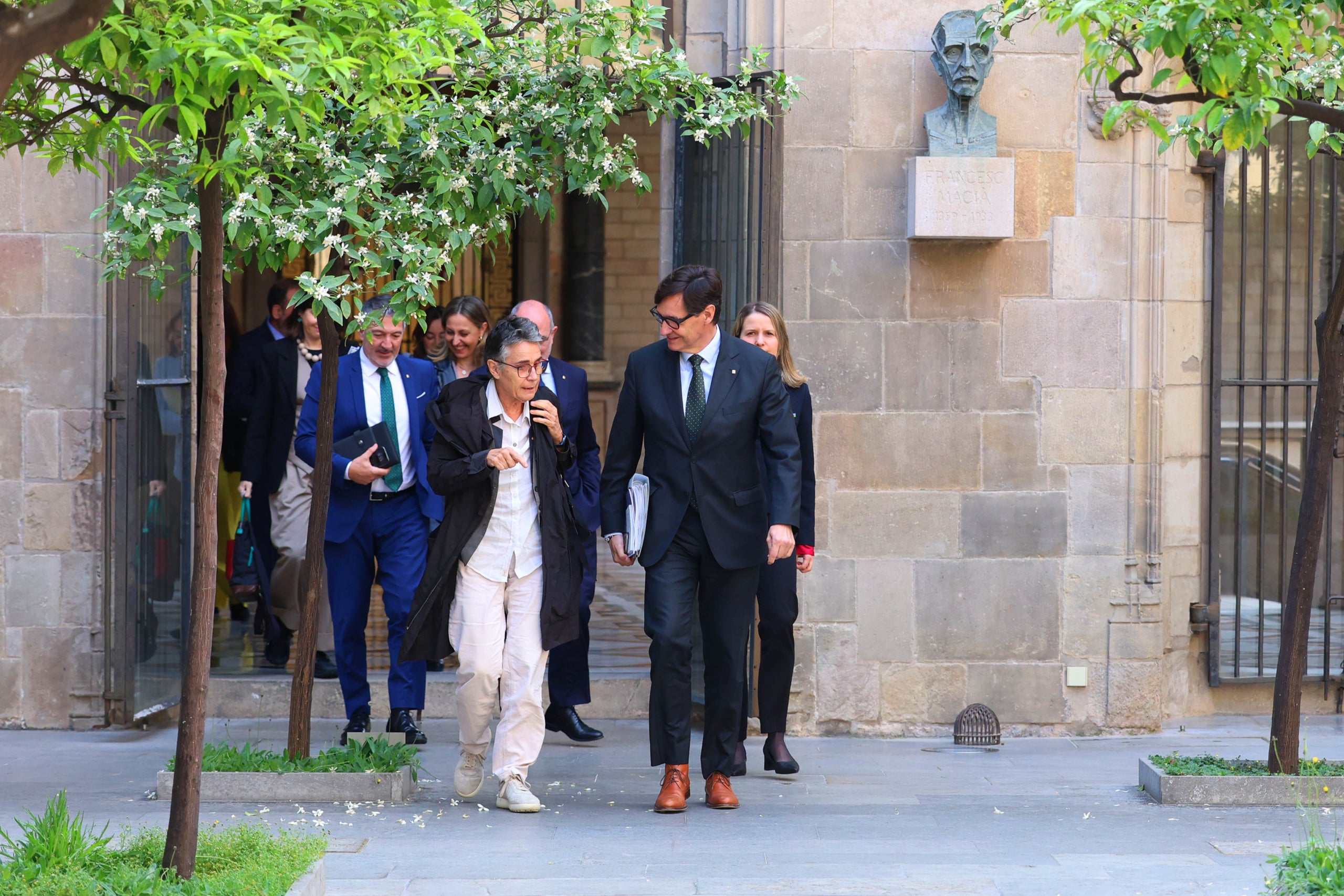 El president de la Generalitat, Salvador Illa, la consellera de Salut, Olga Pané, i la resta del Govern travessat el Pati dels Tarongers per anar a la reunió del Consell Executiu / ACN