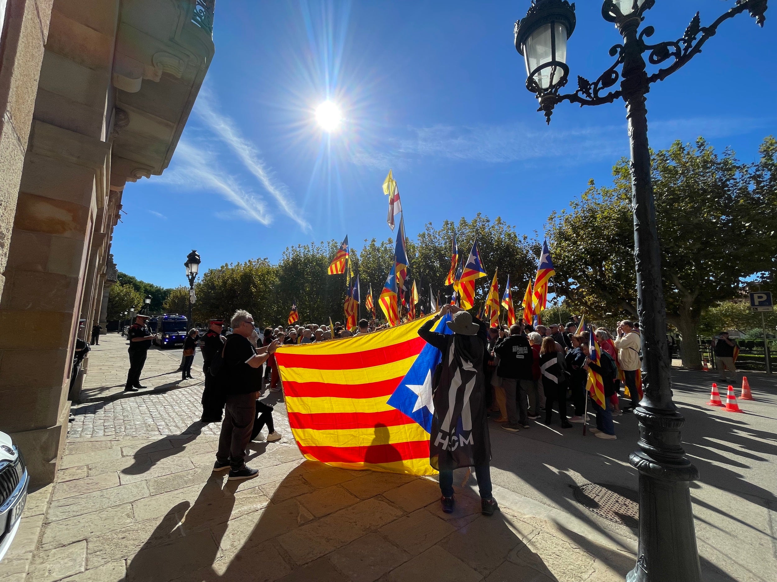 Una estelada acompanya els membres de la columna que han arribat aquest matí al Parlament en reivindicació de la DUI/Quico Sallés