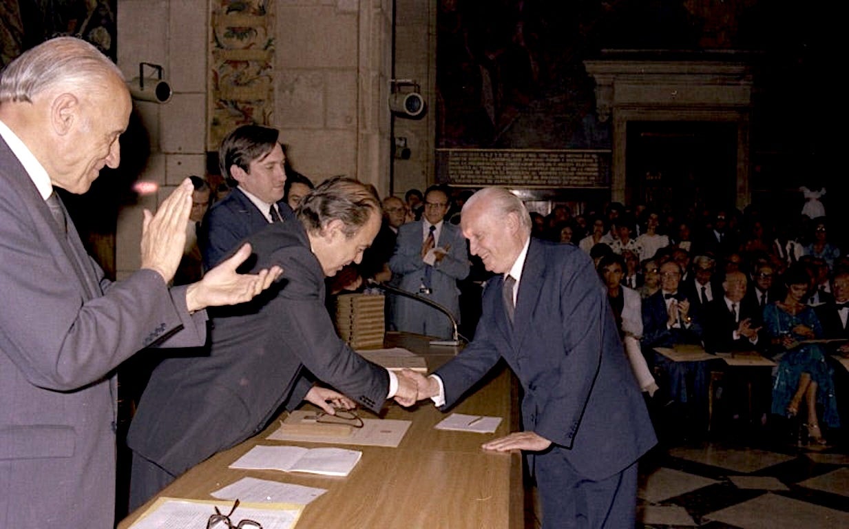 Josep Gudiol recibe la Creu de Sant Jordi de manos del presidente Jordi Pujol/Archivo Nacional de Cataluña