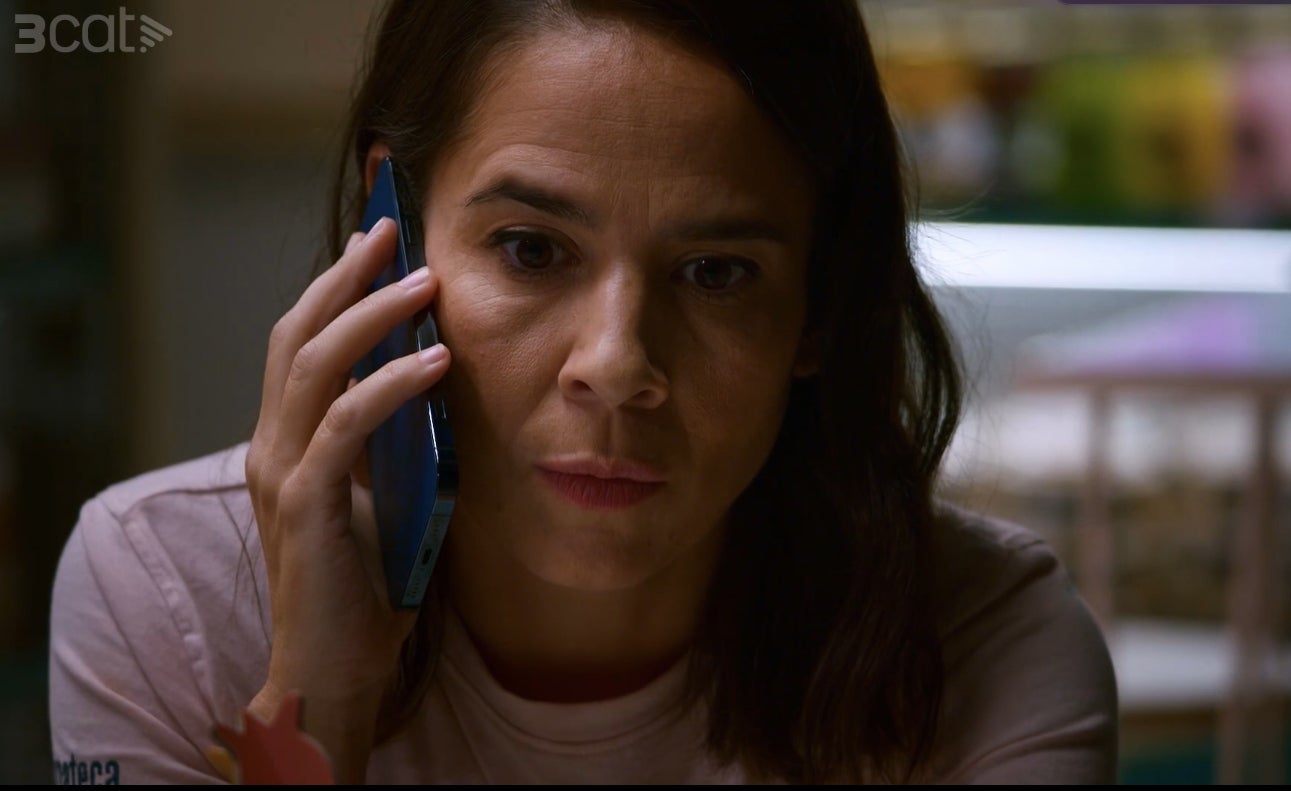 Cristina recibe una llamada de Hugh y sale a la luz toda la verdad en 'Com si fos ahir' | 3Cat.