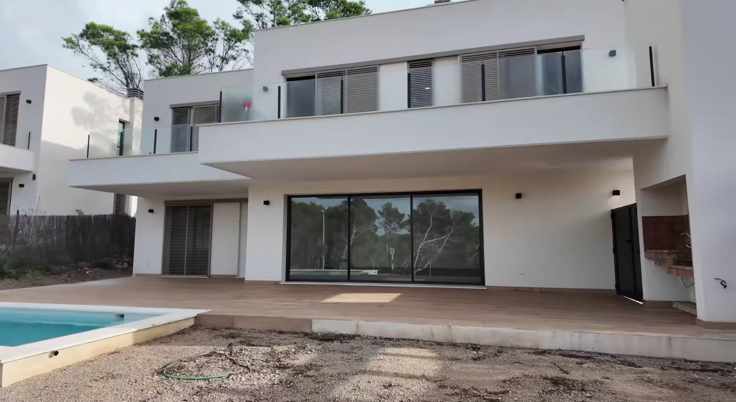La façana de la casa ja demostra com és d'espectacular - Youtube