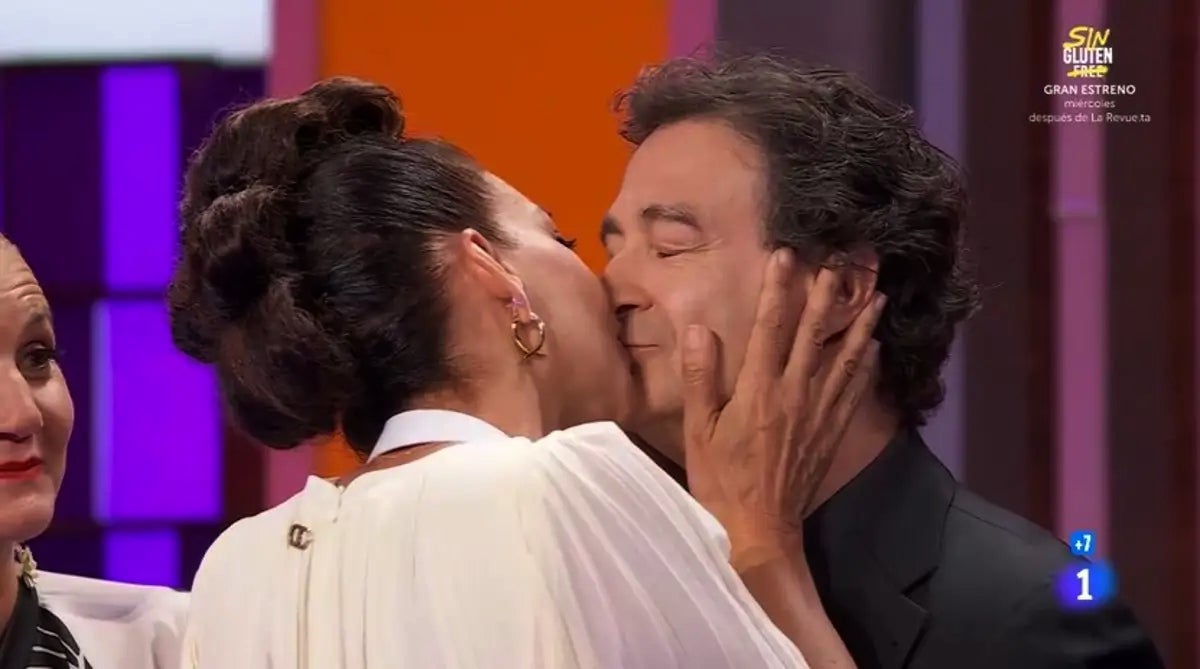 La presentadora també ha fet un petó als llavis de Pepe Rodríguez - TVE