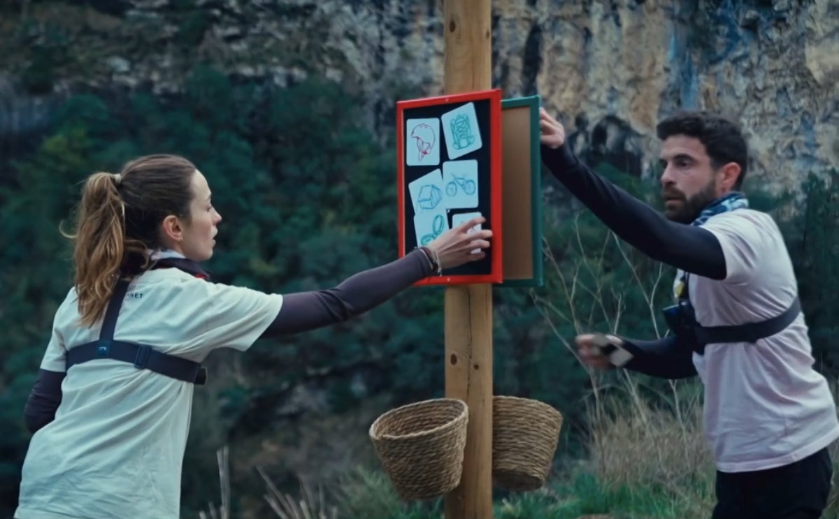 L'Alicia i el Dani intenten resoldre la prova d'eliminació per equips de 'La travessa' | 3Cat