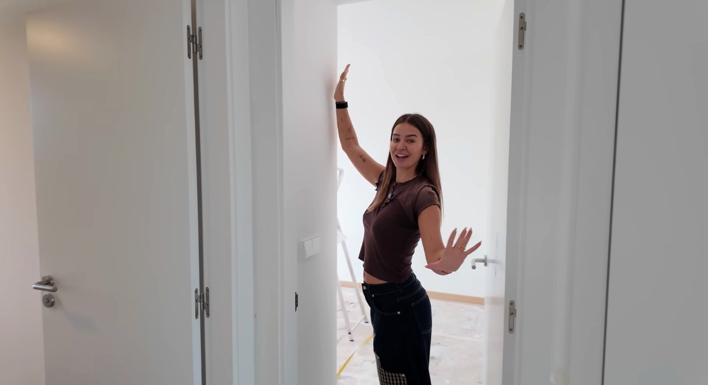 Laura Escanes mostra com és la casa que s'ha comprat a Menorca - Youtube