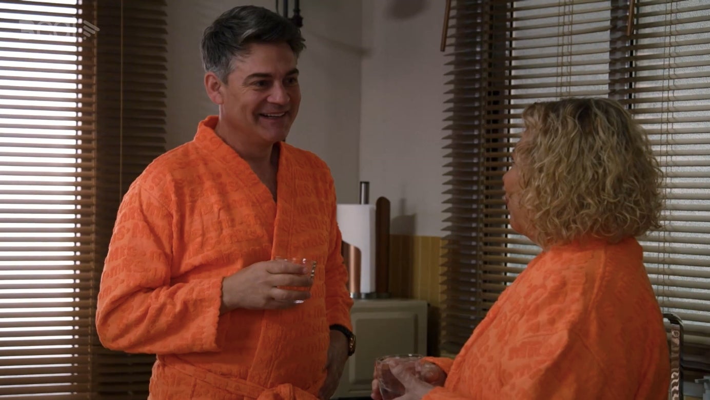 Iván y Diana realizan un acto nudista en 'Como si fuera ayer' | 3Cat.