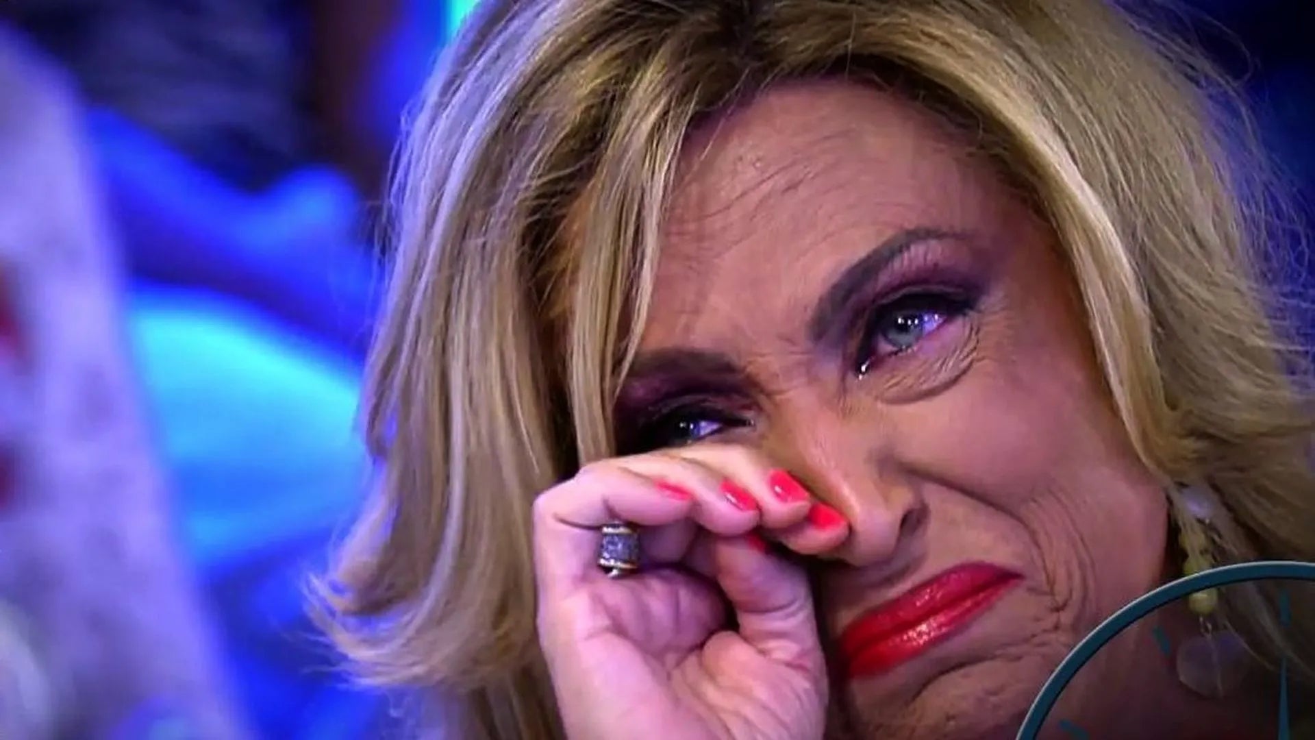 Lydia Lozano, entre llàgrimes en ple carrer. Què ha passat_ - Telecinco (1)