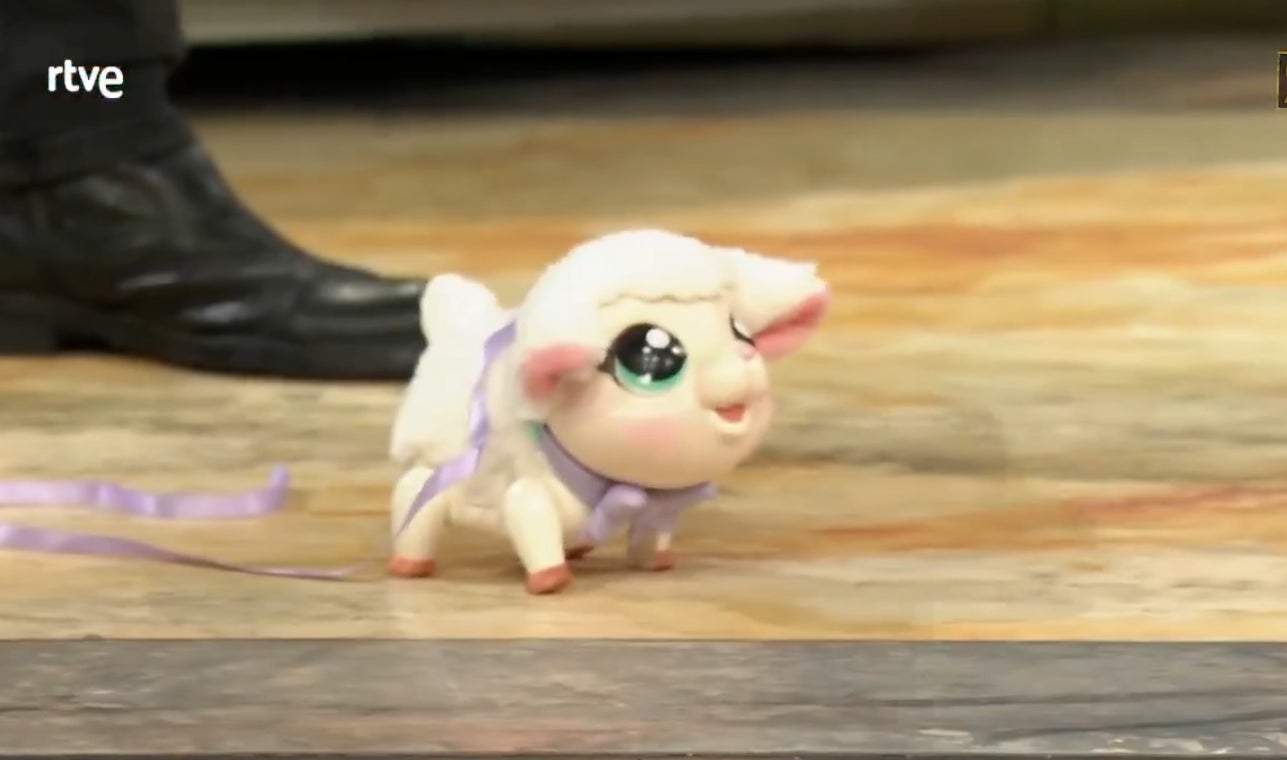 Manolo García regala a David Broncano una oveja de juguete en 'La Revuelta' | RTVE