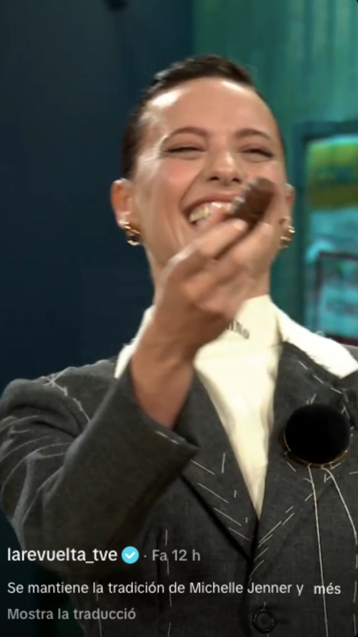 Michelle Jenner no pot evitar riure amb el seu regal a 'La Revuelta' | RTVE