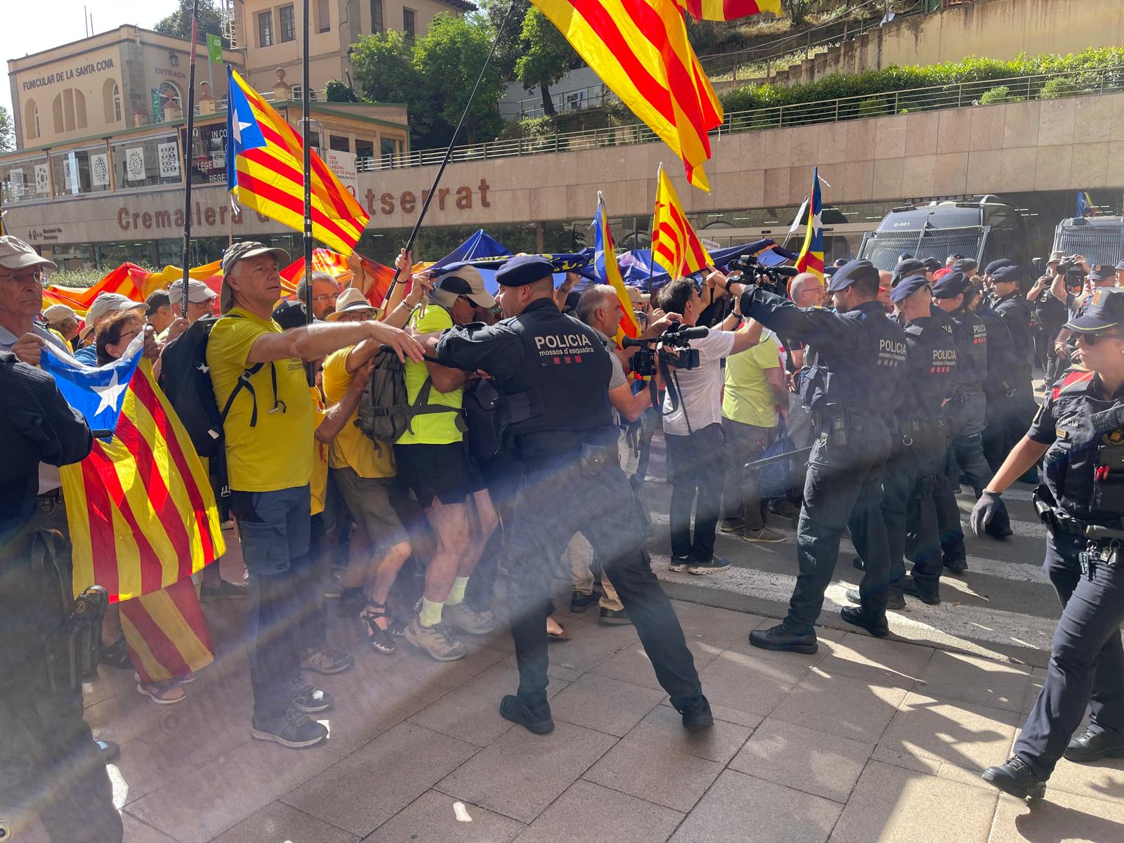 Una imagen de los Mossos deteniendo la marcha de los manifestantes contra la monarquía en Montserrat el pasado 23 de junio/Quico Sallés