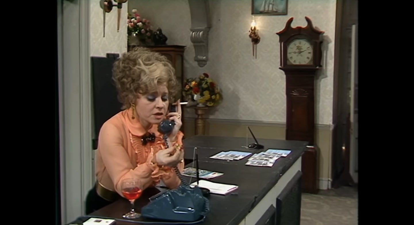 Mor als 93 anys Prunella Scales, l’emblemàtica Sybil de ‘Fawlty Towers’ - Youtube