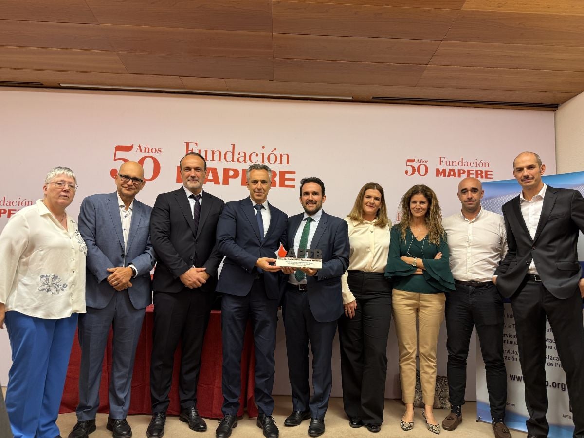 D'esquerra a dreta: Gema Álvarez, docent en Institut Galeno Xtart Arganda; Andrés López, responsable Àrea Emergències i Protecció Civil en Xtart Murcia; Alejandro Codina, director general FP Grup UAX; Carlos Novillo, conseller de Medi Ambient, Agricultura i Interior en la Comunitat de Madrid; Juan Pampillón, director en Institut Galeno Xtart Arganda; Beatriz Carmona, cap d'Estudis d'Emergències i Protecció Civil en Institut Galeno Xtart Arganda; Ana Baquera, coordinadora del Grau en Emergències i Proteción Civil en Institut Galeno Xtart Arganda; Ruben Guillén, docent en Institut Galeno Xtart Arganda; i Tomás Vidal, coordinador Cicles Emergències i Protecció Civil en Xtart Murcia