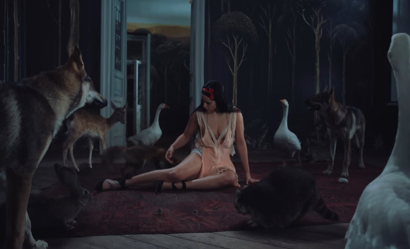 Rosalía, rodeada de animales en el videoclip de 'Berghain' | YouTube