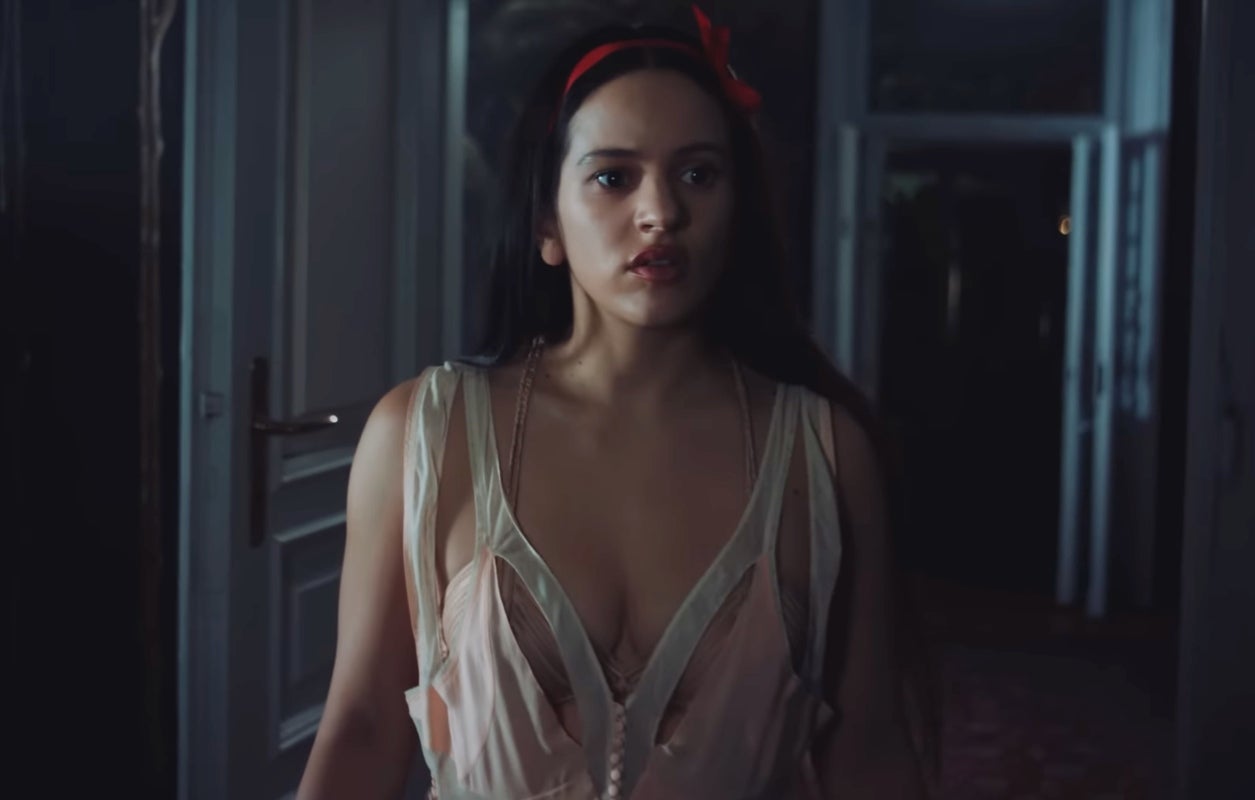 Rosalía se convierte en Blancanieves en el videoclip | YouTube